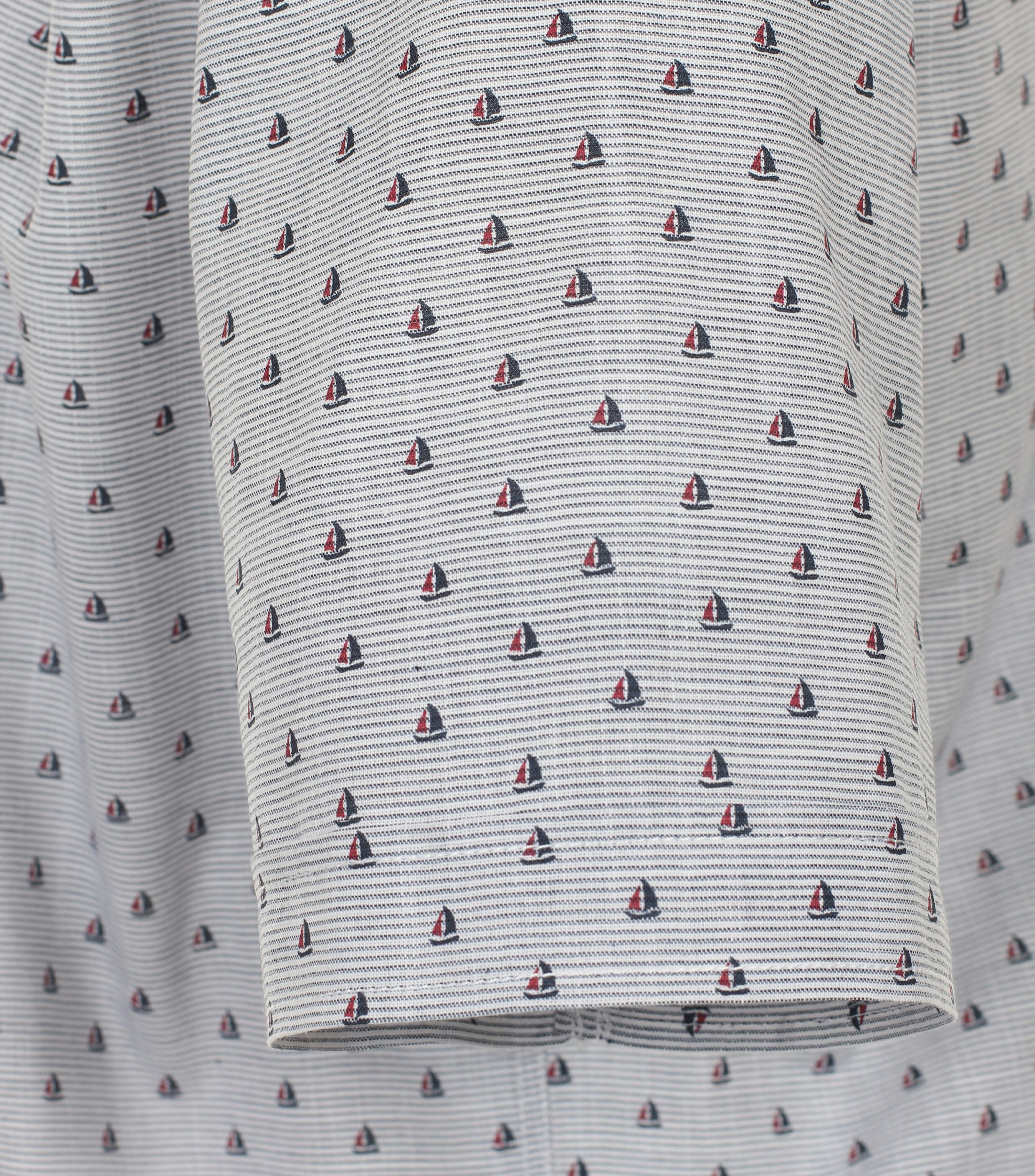 Ein Freizeithemd im Print Muster in der Farbe Dunkelblau