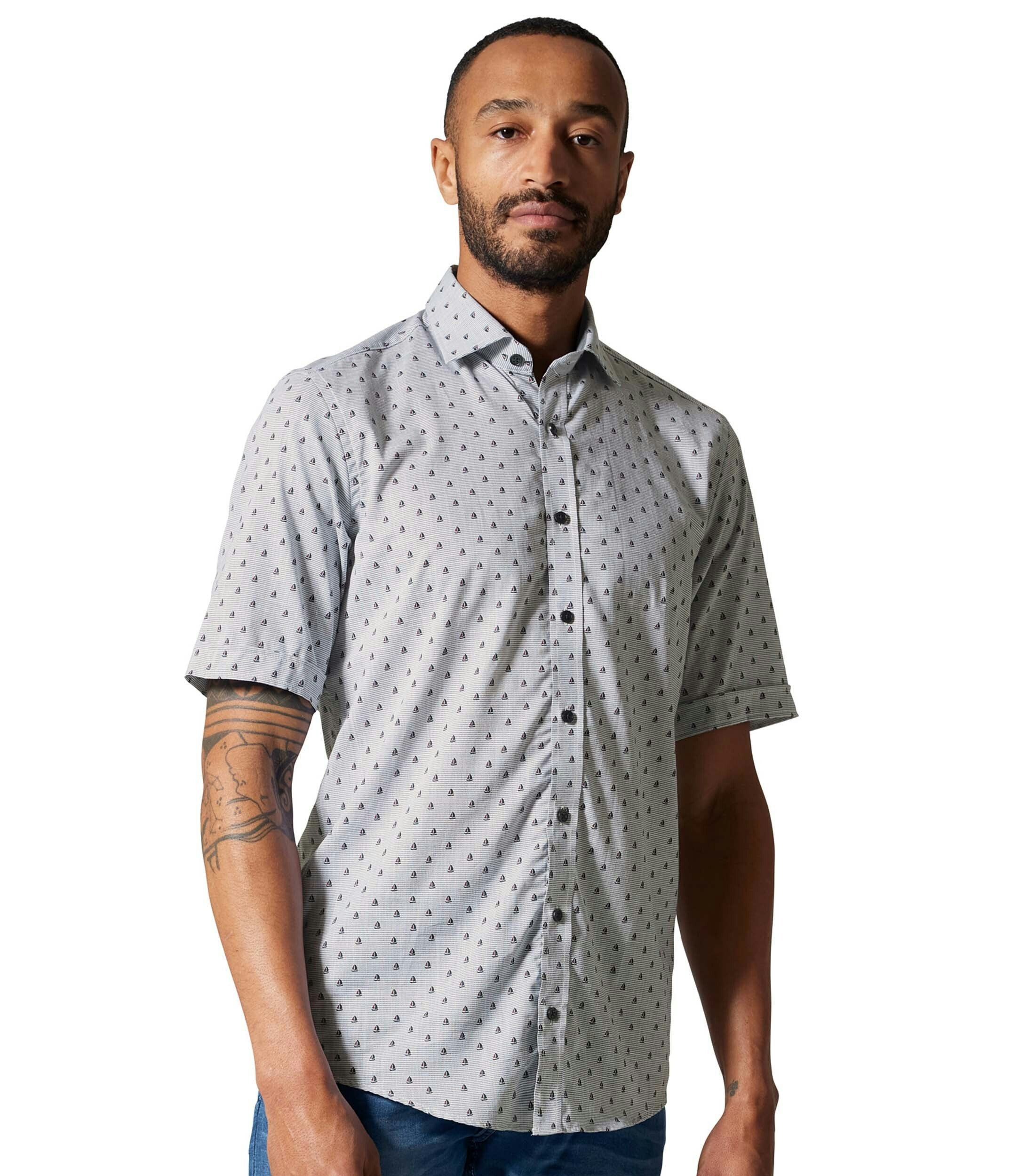 Ein Freizeithemd im Print Muster in der Farbe Dunkelblau