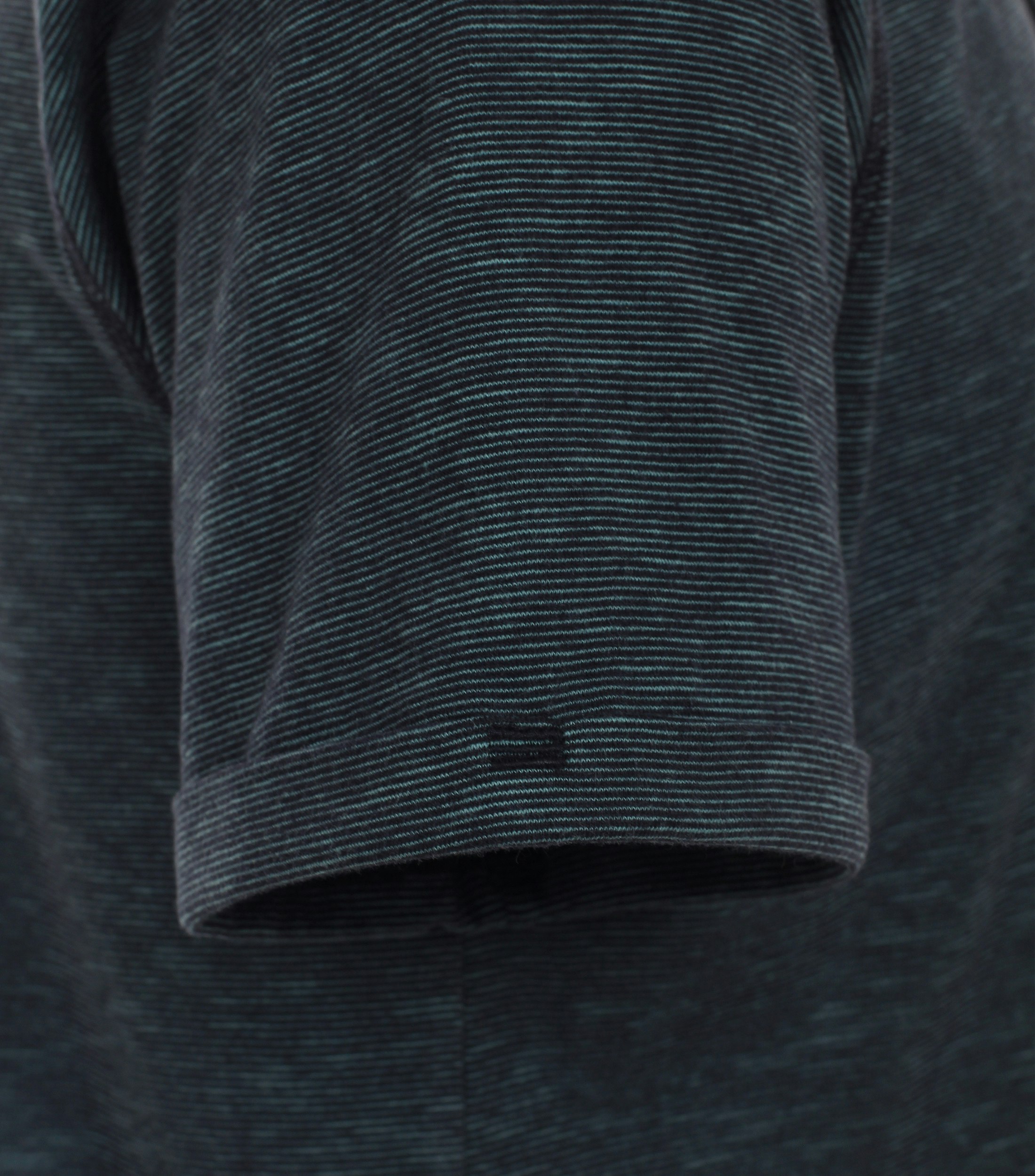 Ein T-Shirt im uni Muster in der Farbe Olive