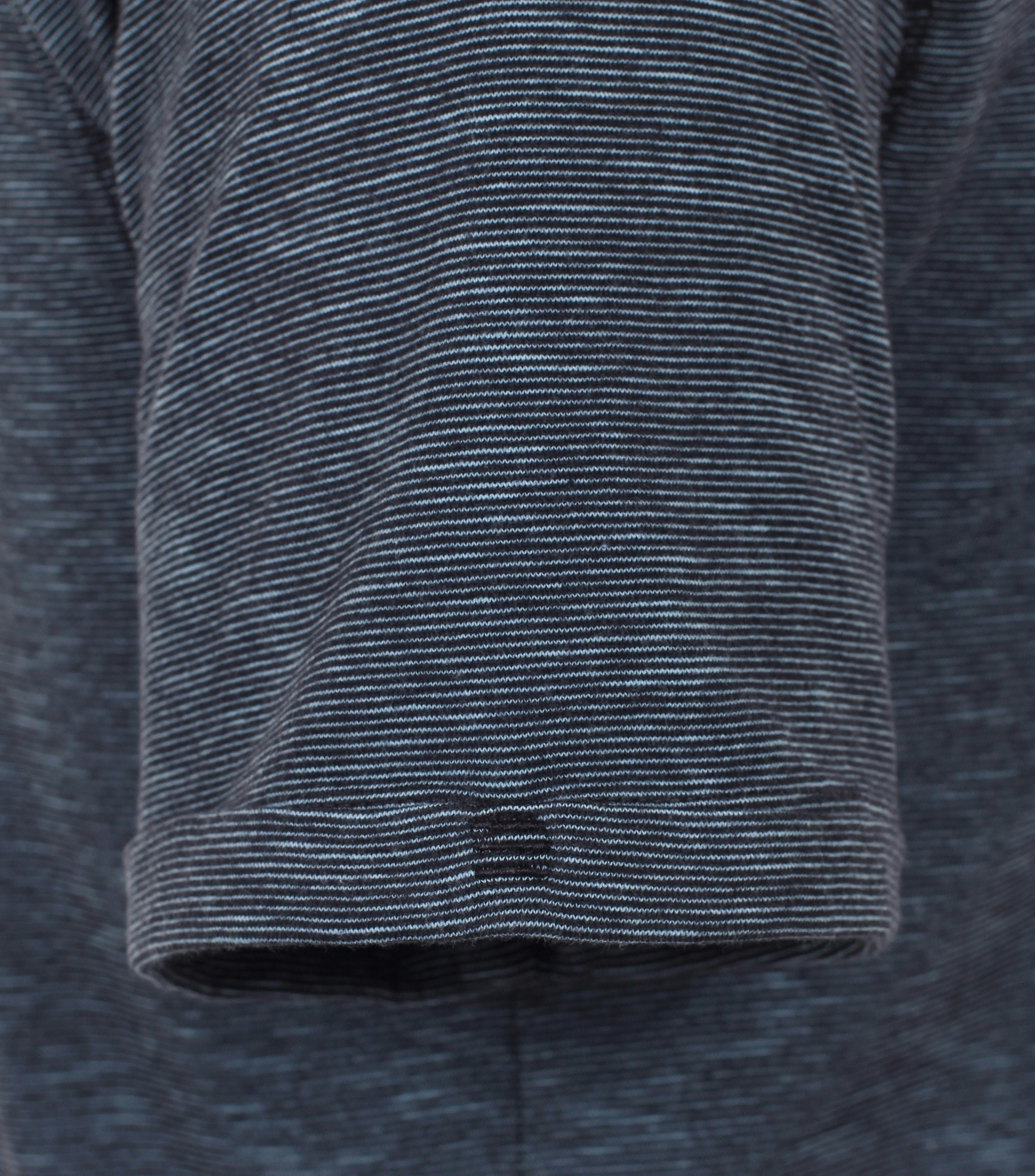 Ein T-Shirt im uni Muster in der Farbe sattes Dunkelblau