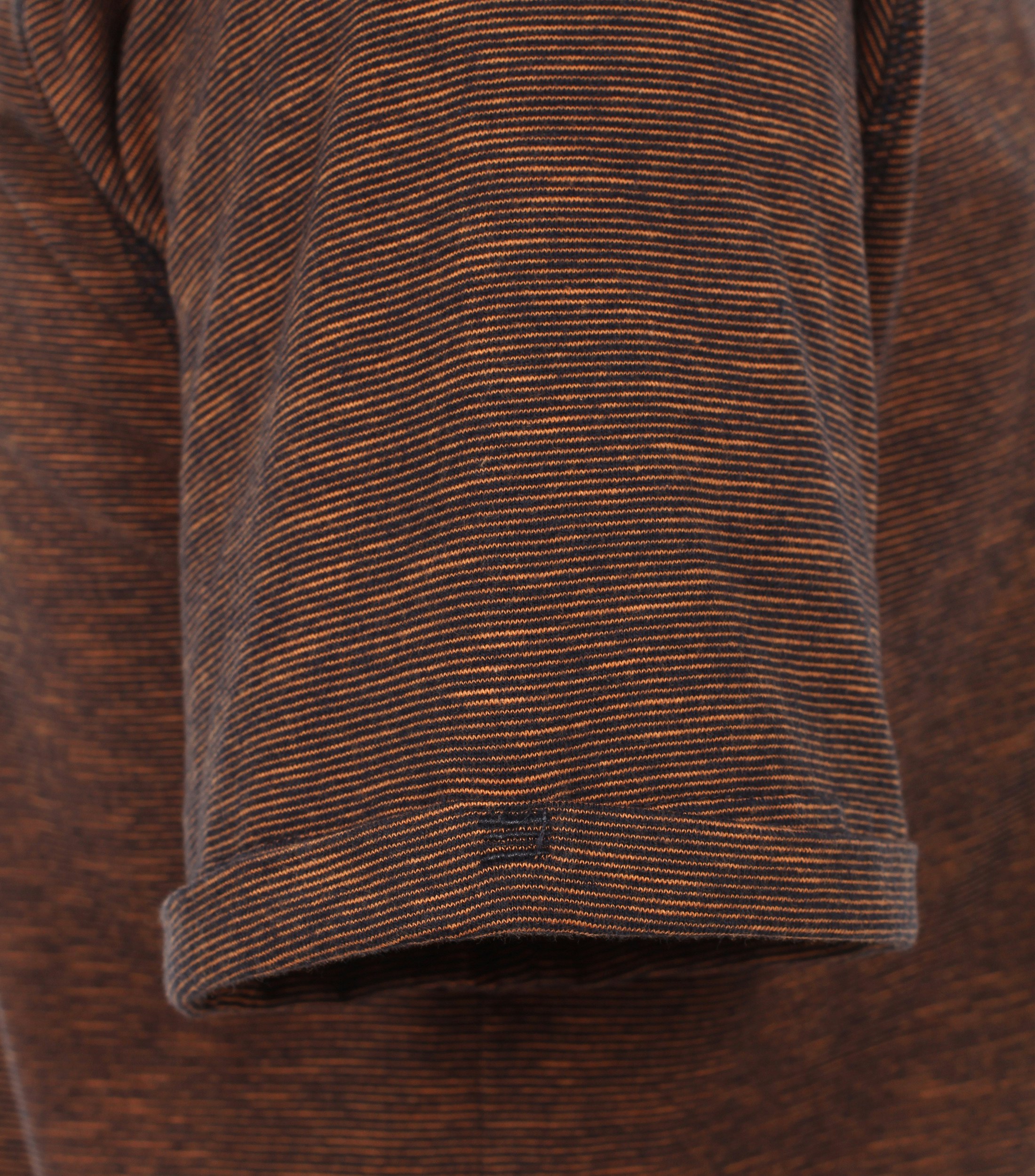 Ein T-Shirt im uni Muster in der Farbe Dunkelorange
