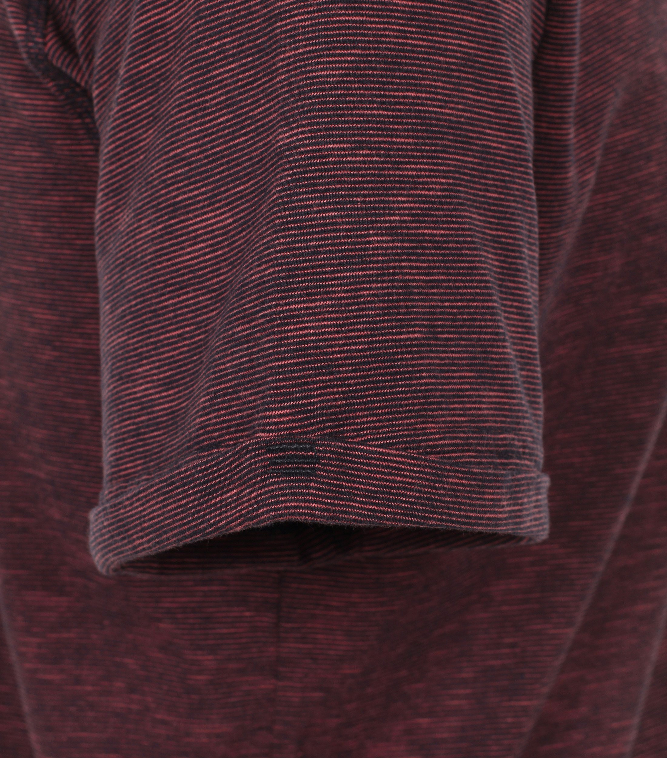 Ein T-Shirt im uni Muster in der Farbe Dunkelrot