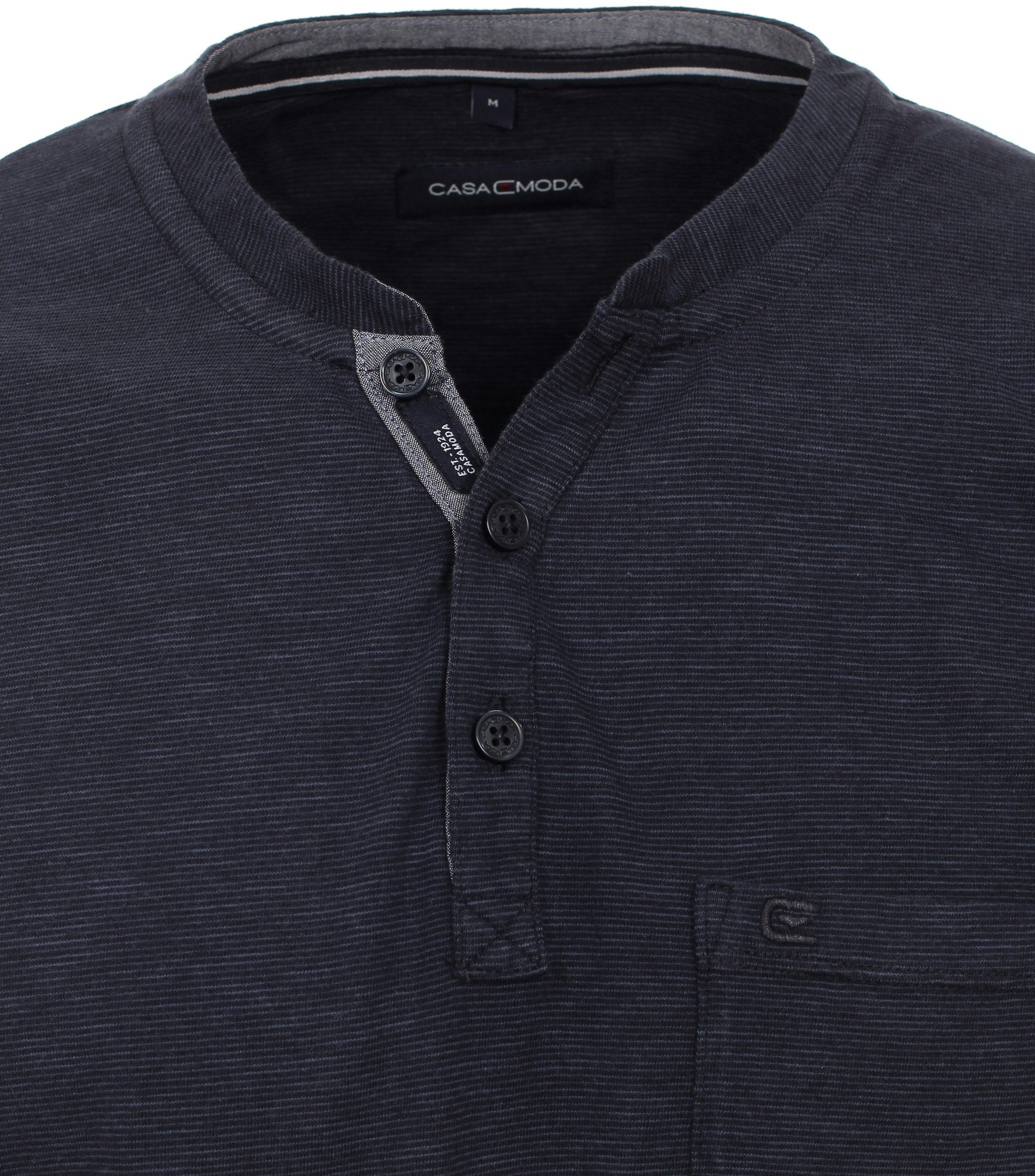 Ein T-Shirt im uni Muster in der Farbe Dunkelblau