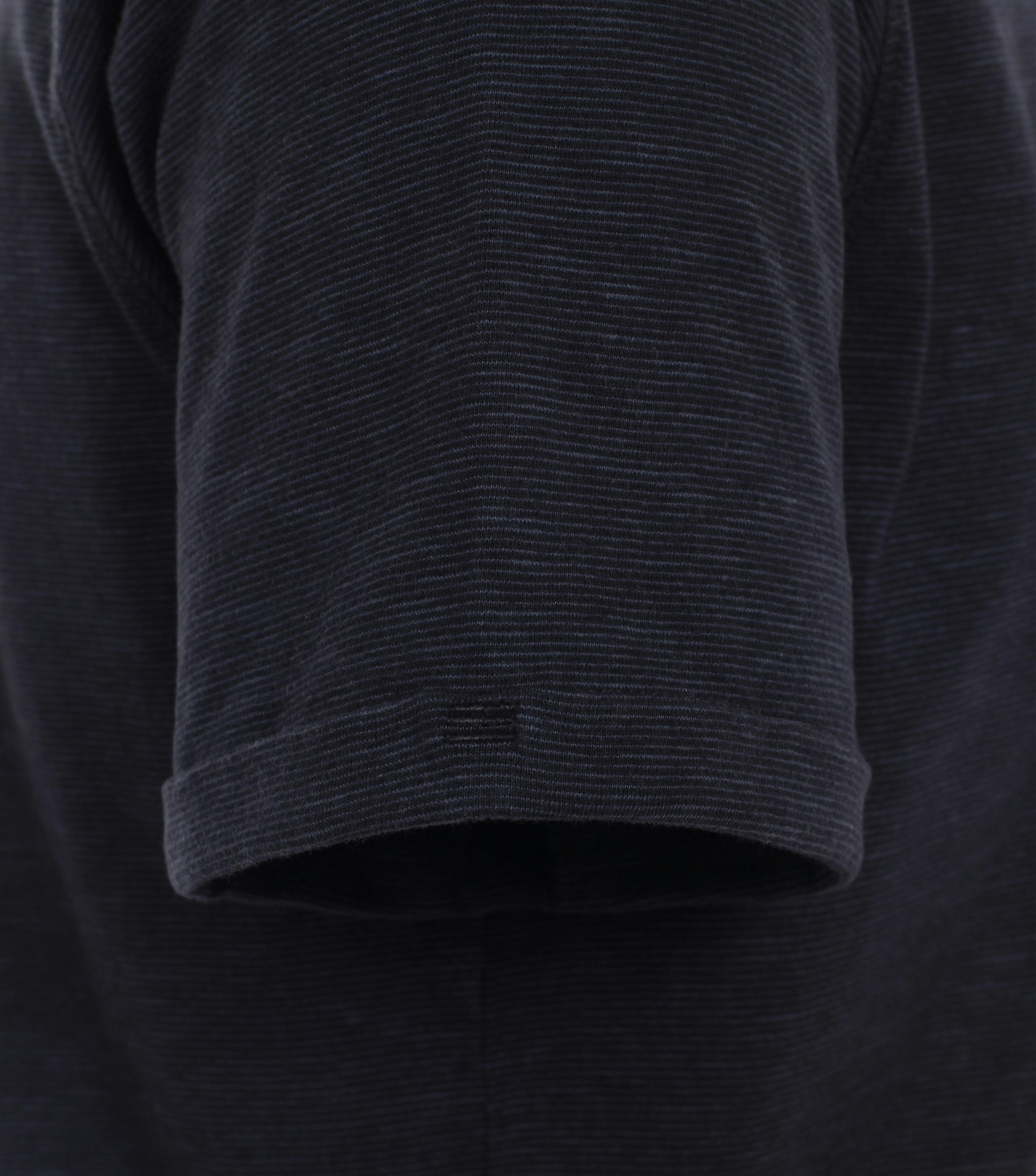 Ein T-Shirt im uni Muster in der Farbe Dunkelblau