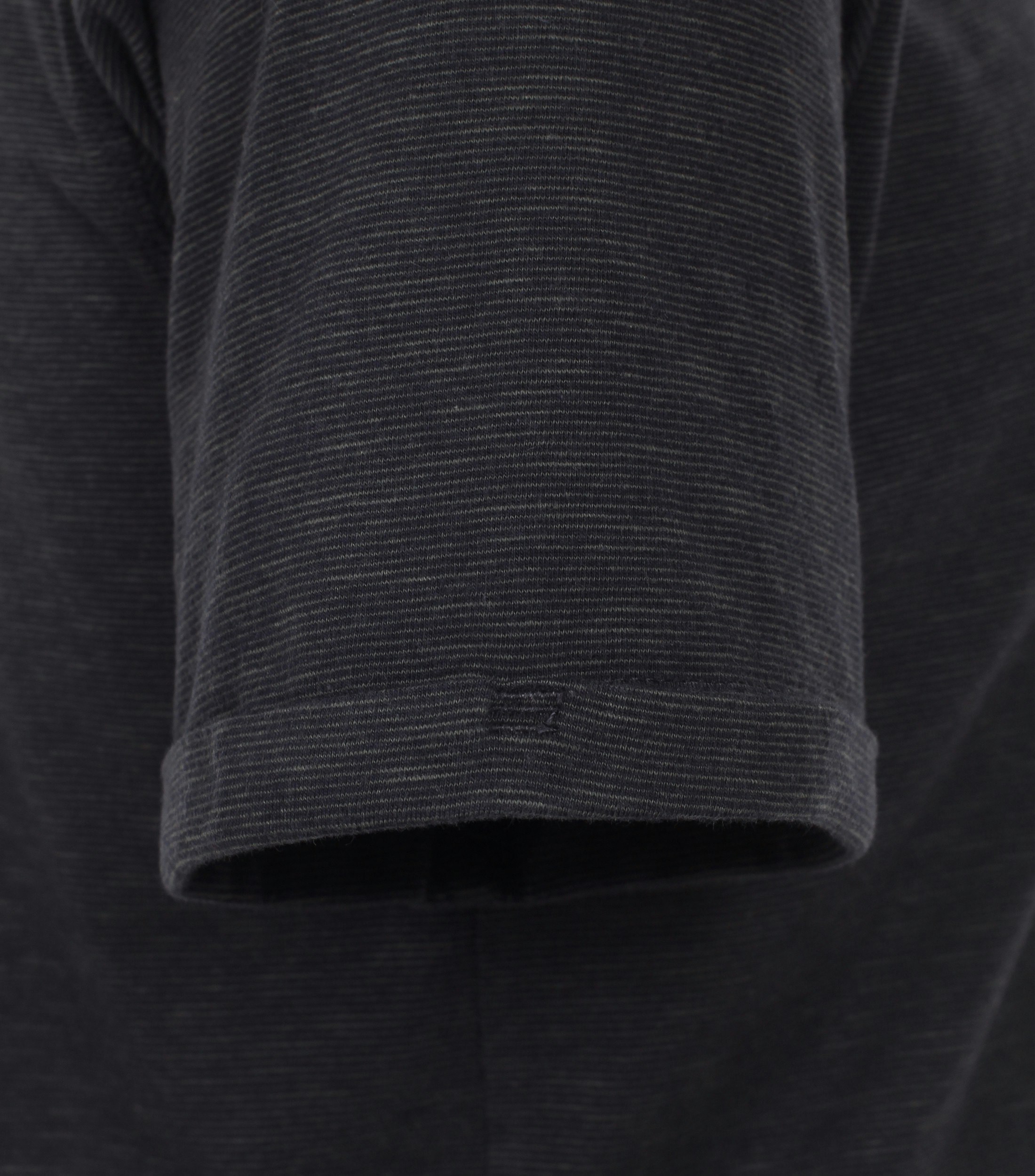 Ein T-Shirt im uni Muster in der Farbe Dunkelgrün