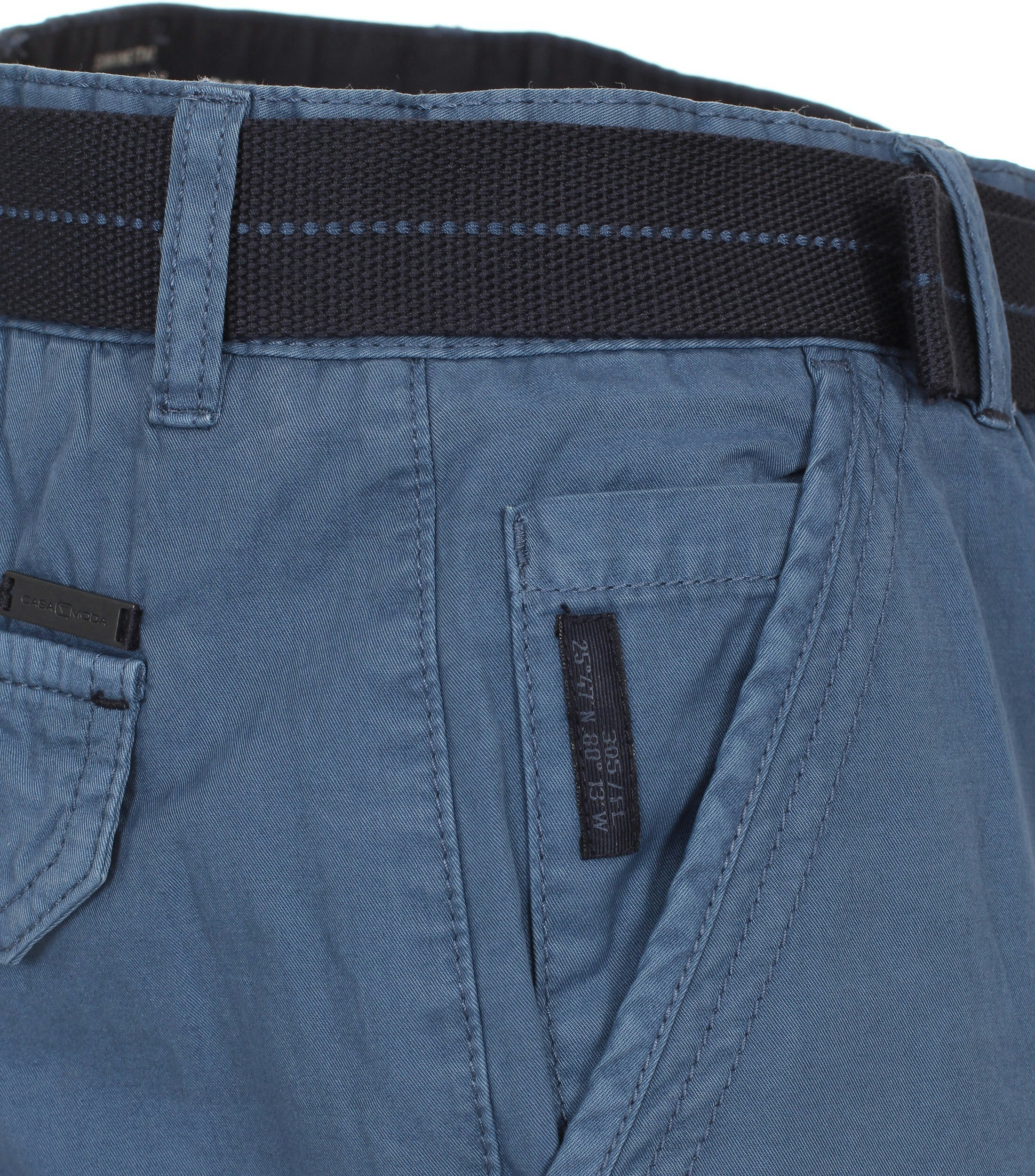 Ein Shorts im uni Muster in der Farbe Mittelblau