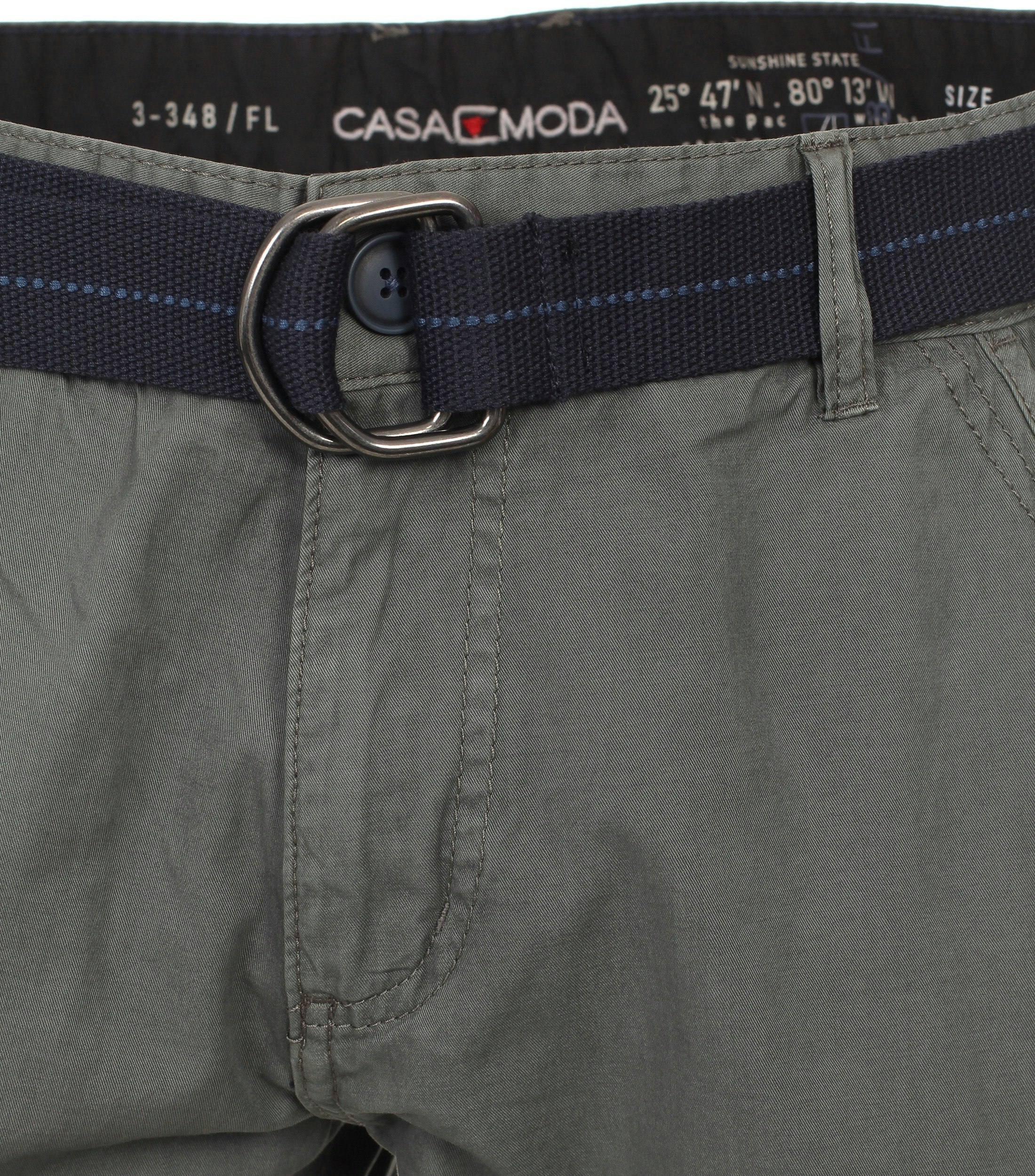 Ein Shorts im uni Muster in der Farbe Olive