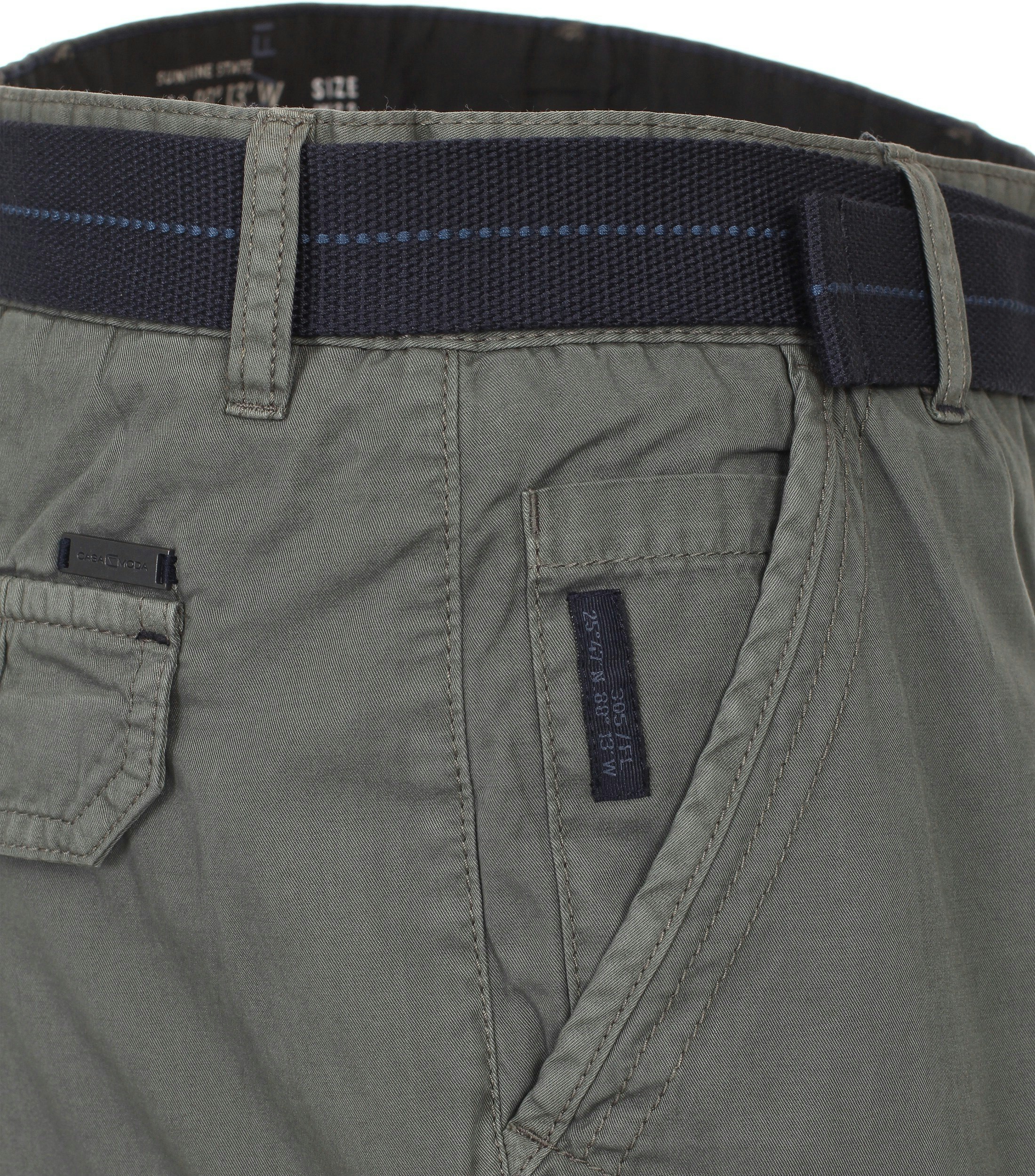 Ein Shorts im uni Muster in der Farbe Olive