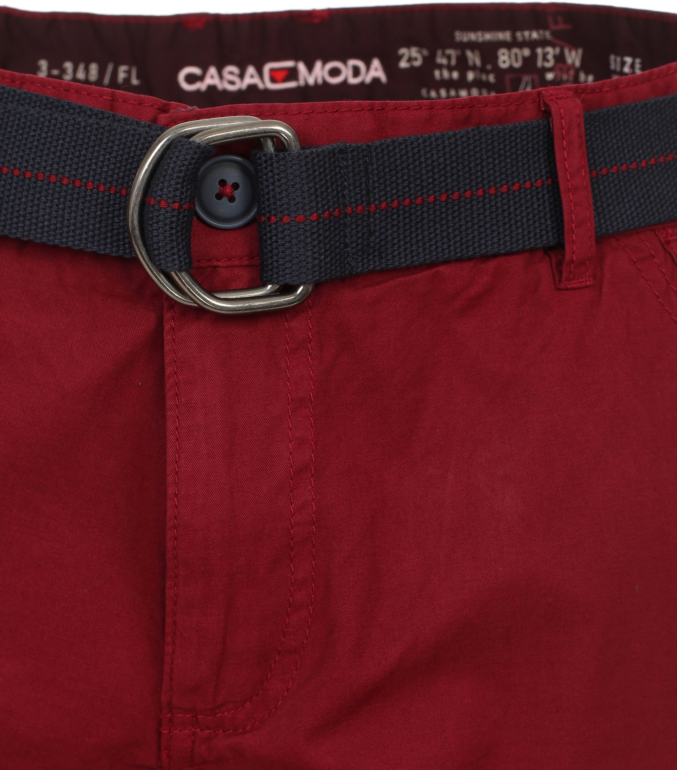 Eine Shorts im uni Muster in der Farbe Dunkelrot