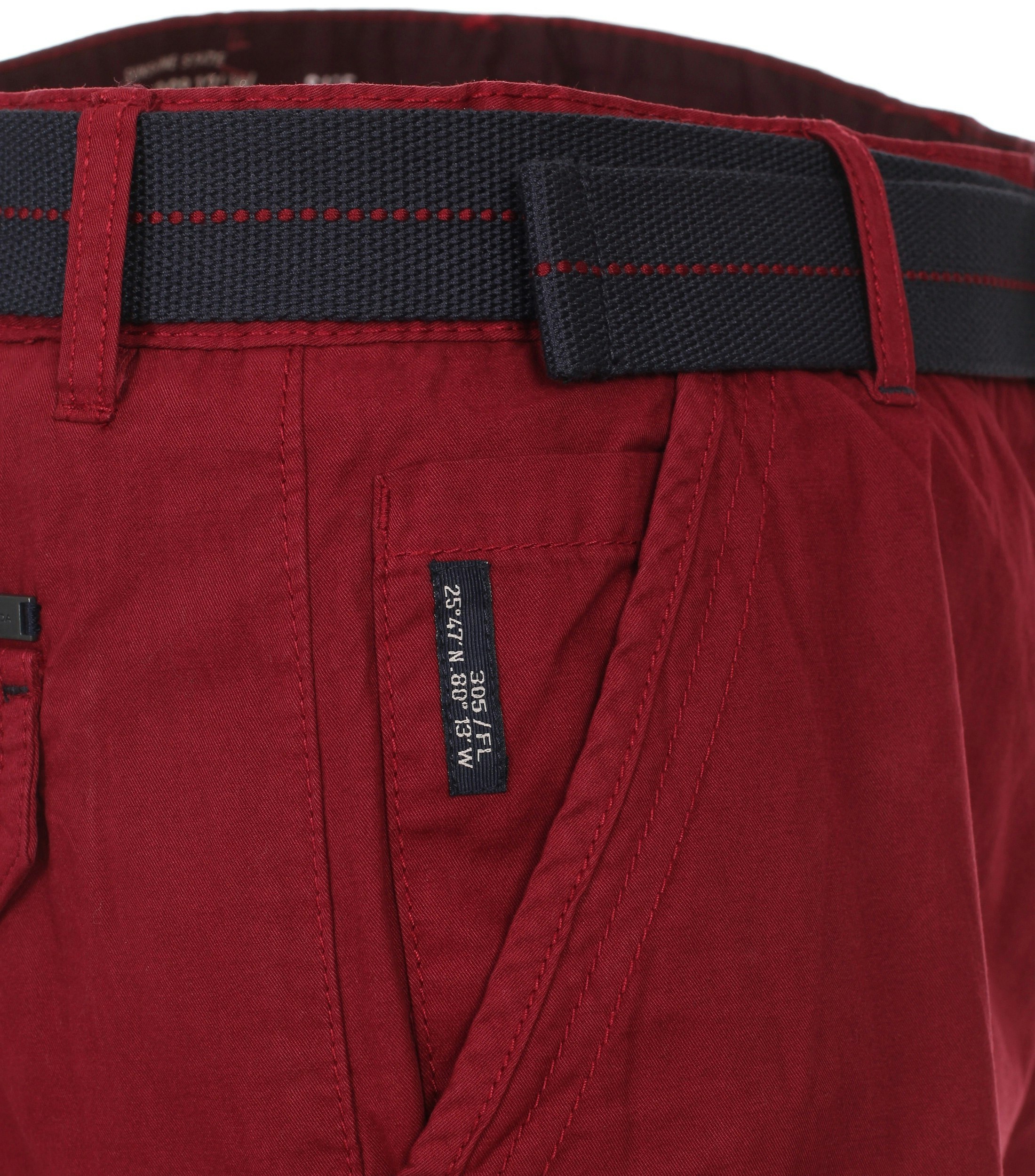 Eine Shorts im uni Muster in der Farbe Dunkelrot