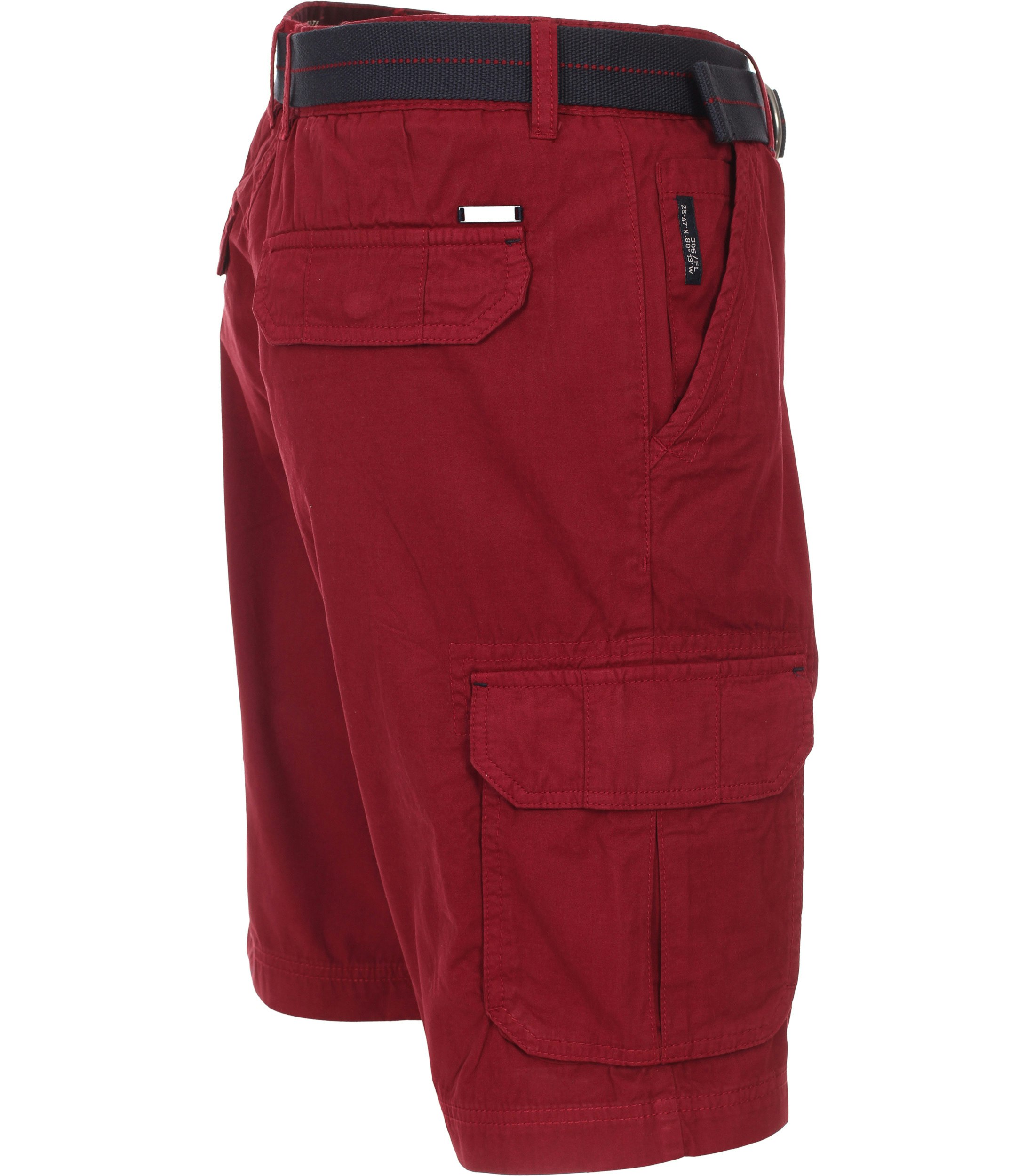 Eine Shorts im uni Muster in der Farbe Dunkelrot