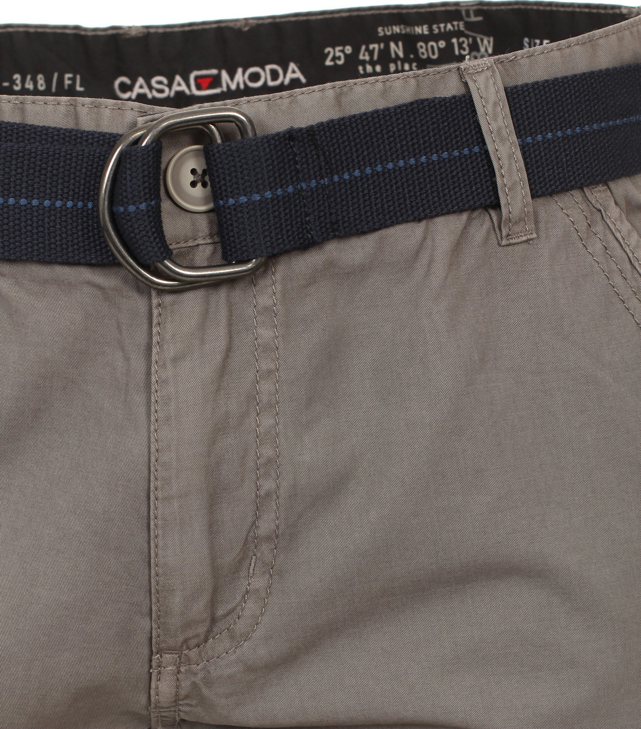 Ein Shorts im uni Muster in der Farbe Hellgrau