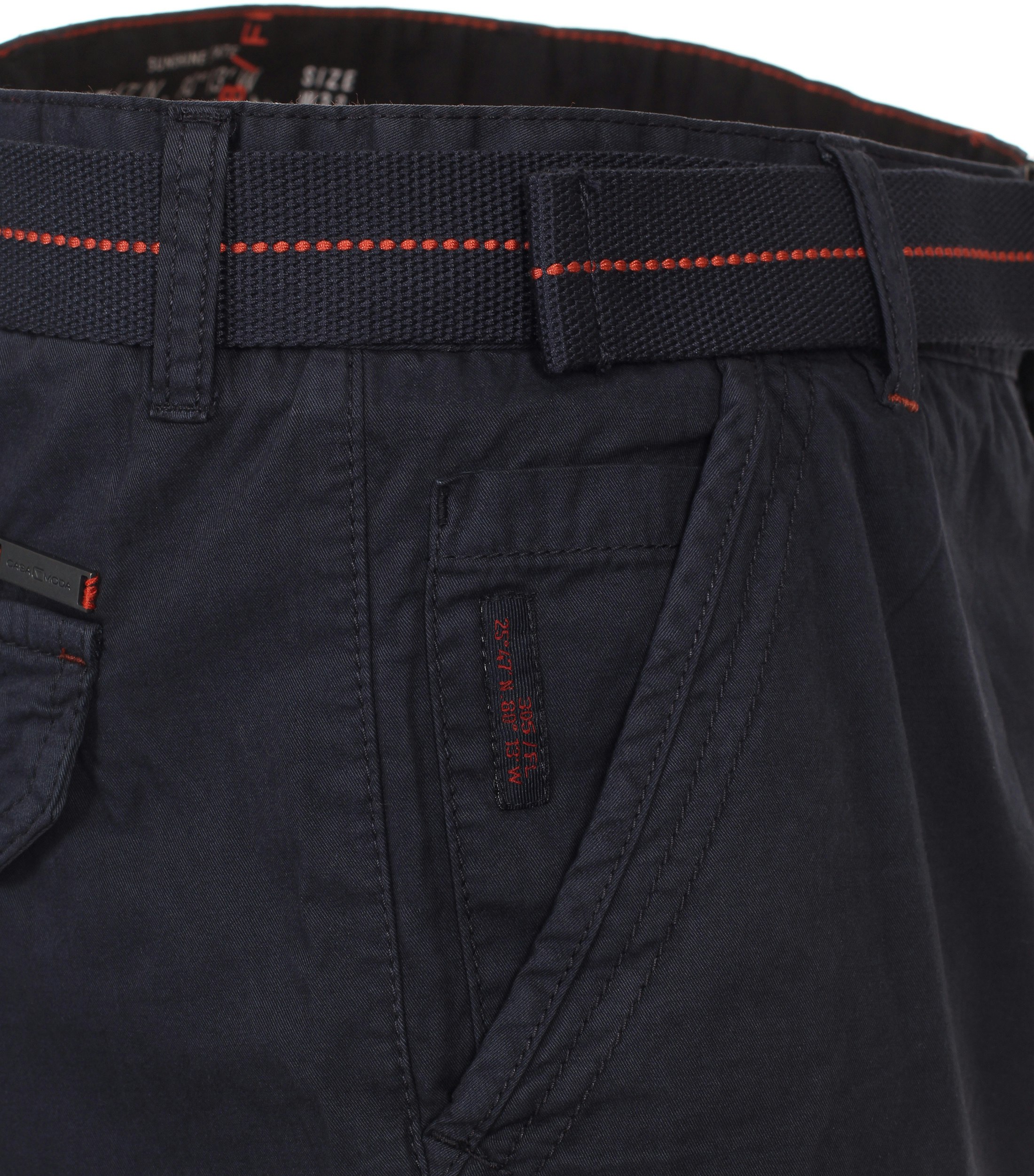 Ein Shorts im uni Muster in der Farbe Dunkelblau