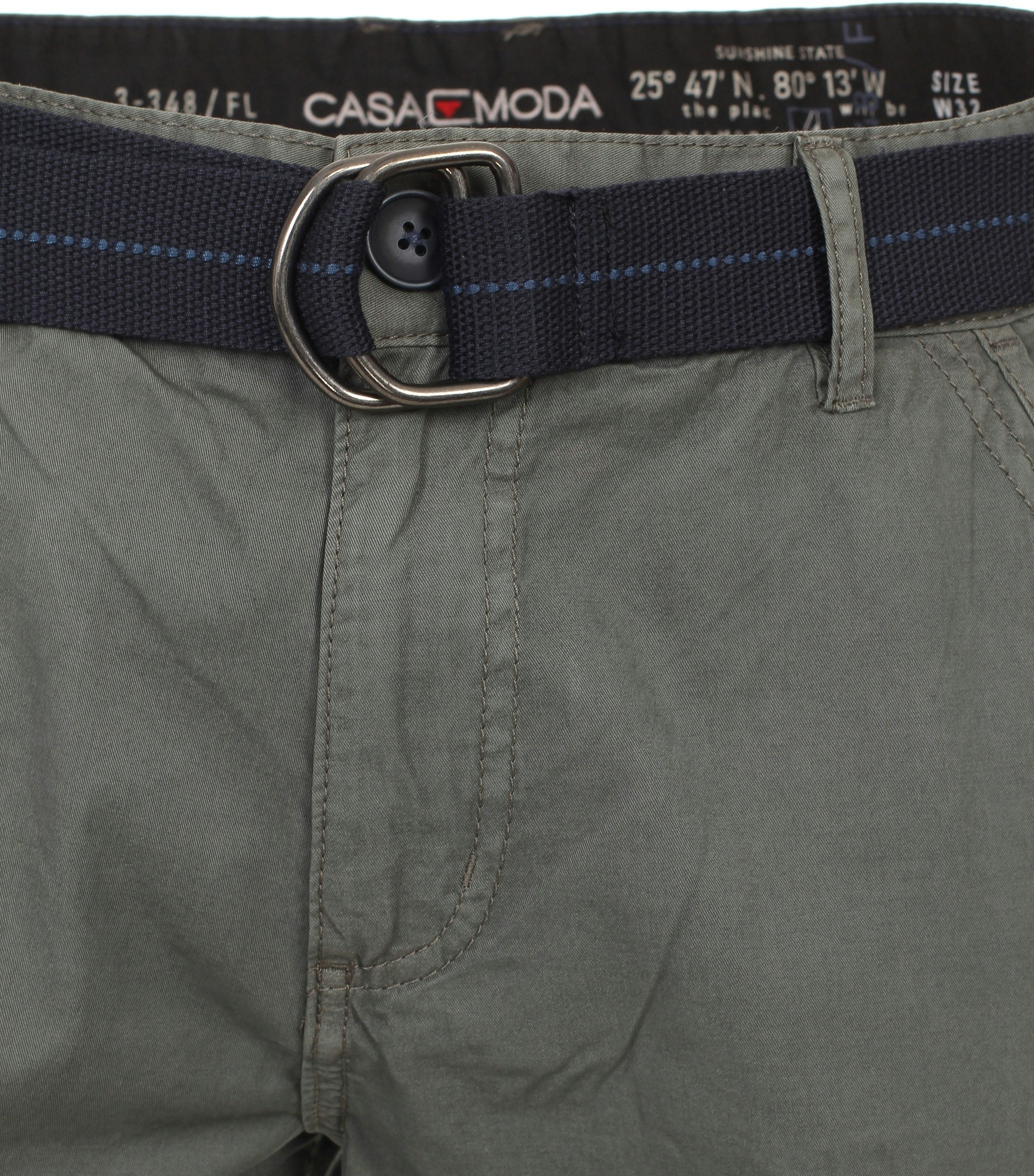 Ein Shorts im uni Muster in der Farbe Olive