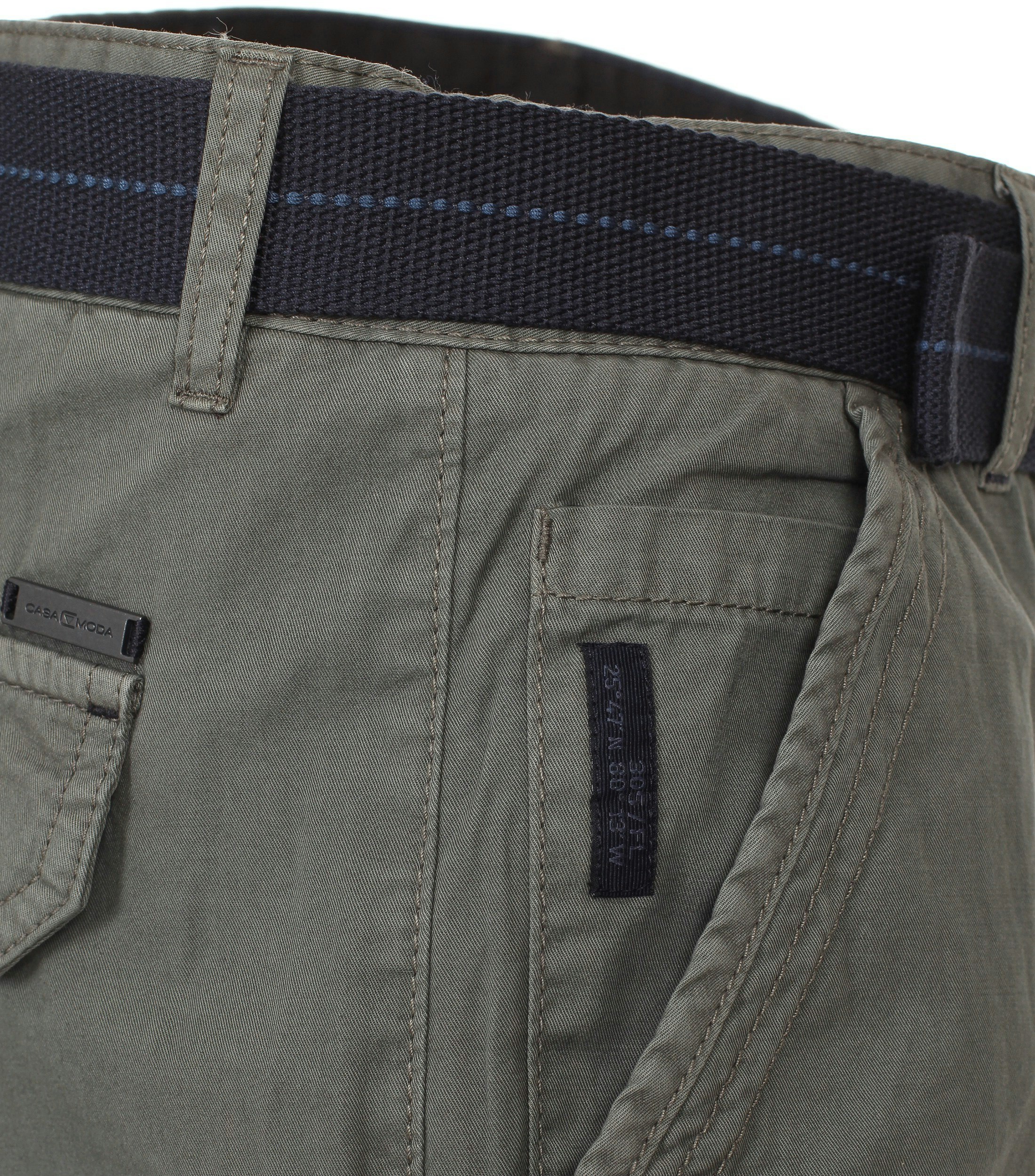 Ein Shorts im uni Muster in der Farbe Olive