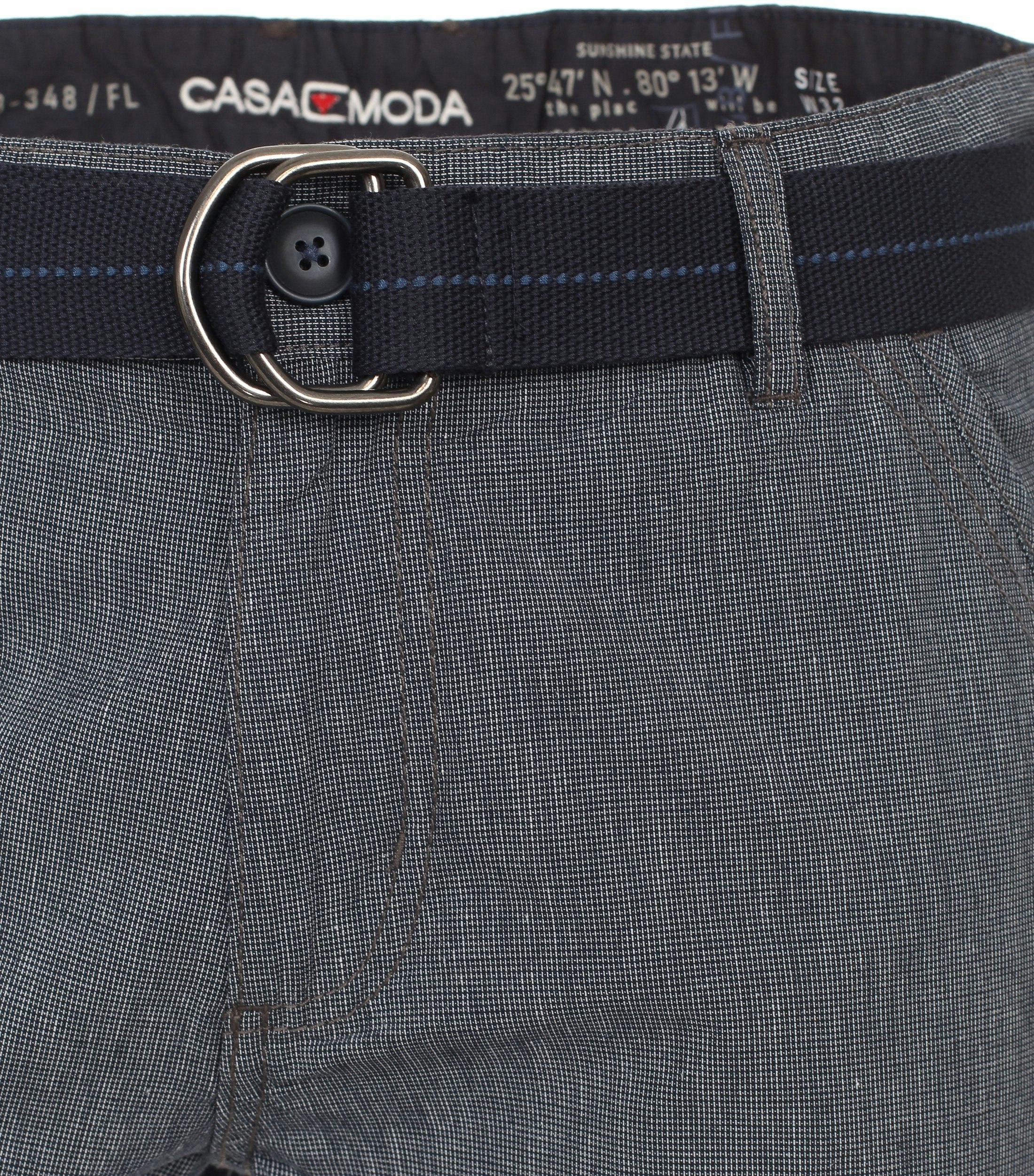 Ein Shorts im uni Muster in der Farbe graues Mittelblau