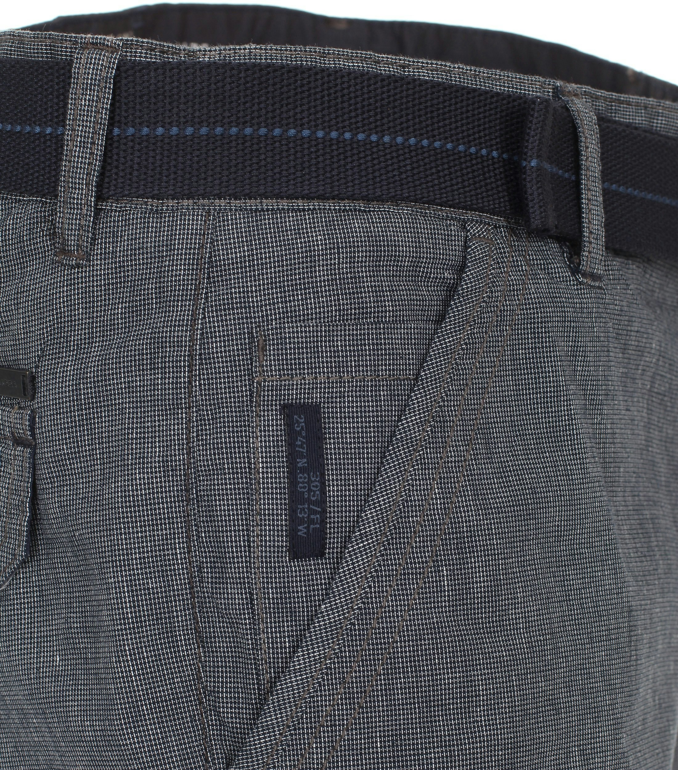 Ein Shorts im uni Muster in der Farbe graues Mittelblau