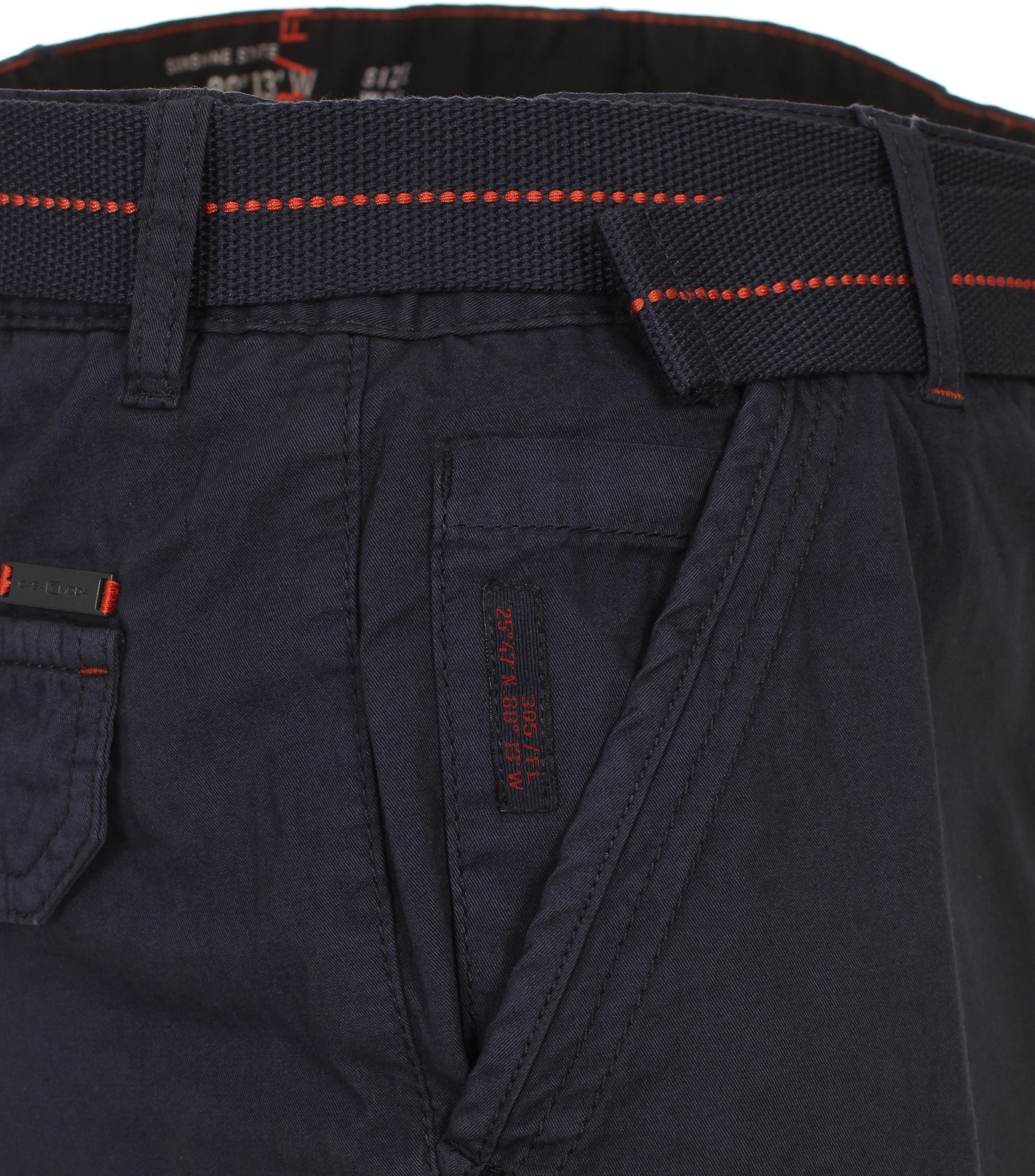 Ein Shorts im uni Muster in der Farbe Dunkelblau