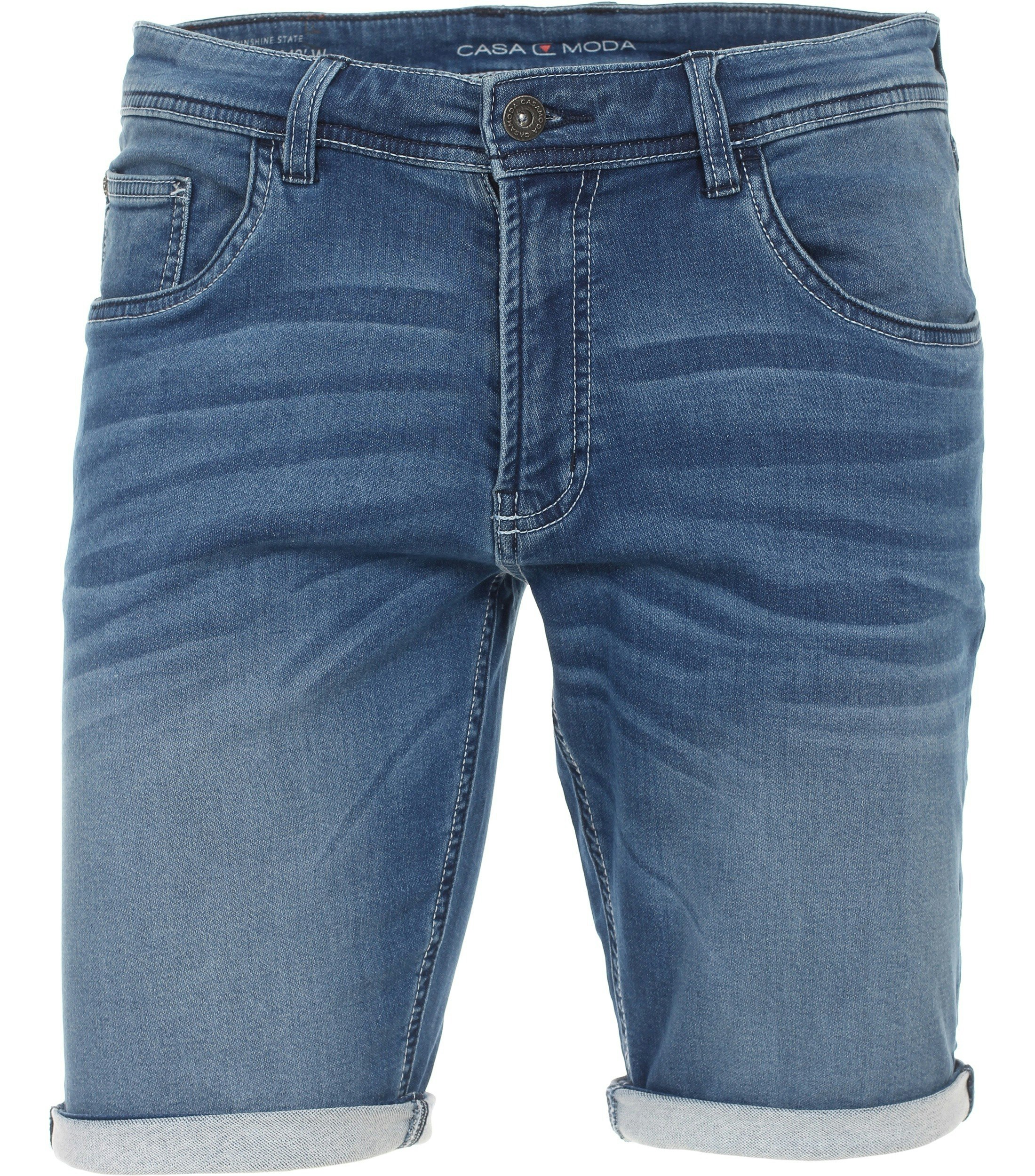 Eine Shorts im uni Muster in der Farbe Mittelblau