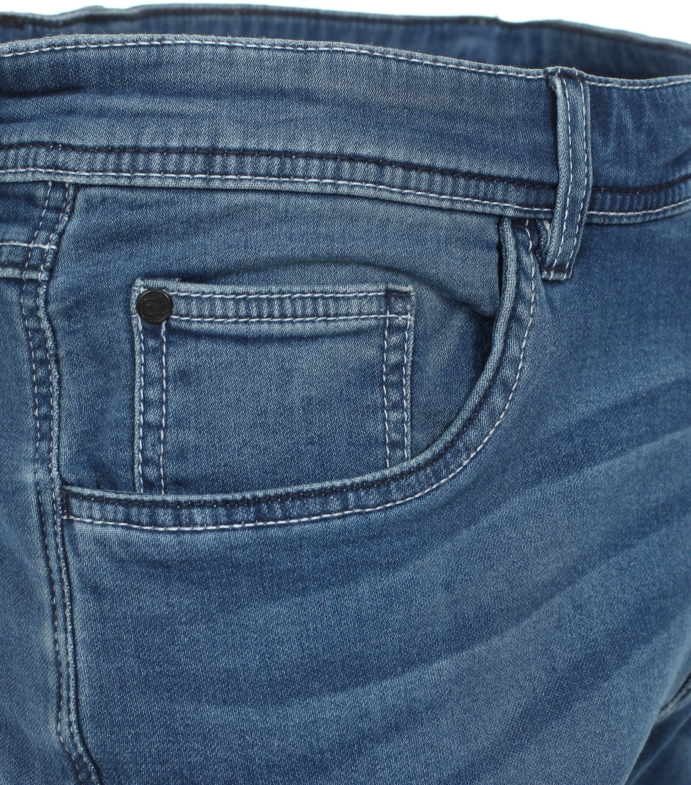 Ein Shorts im uni Muster in der Farbe Mittelblau