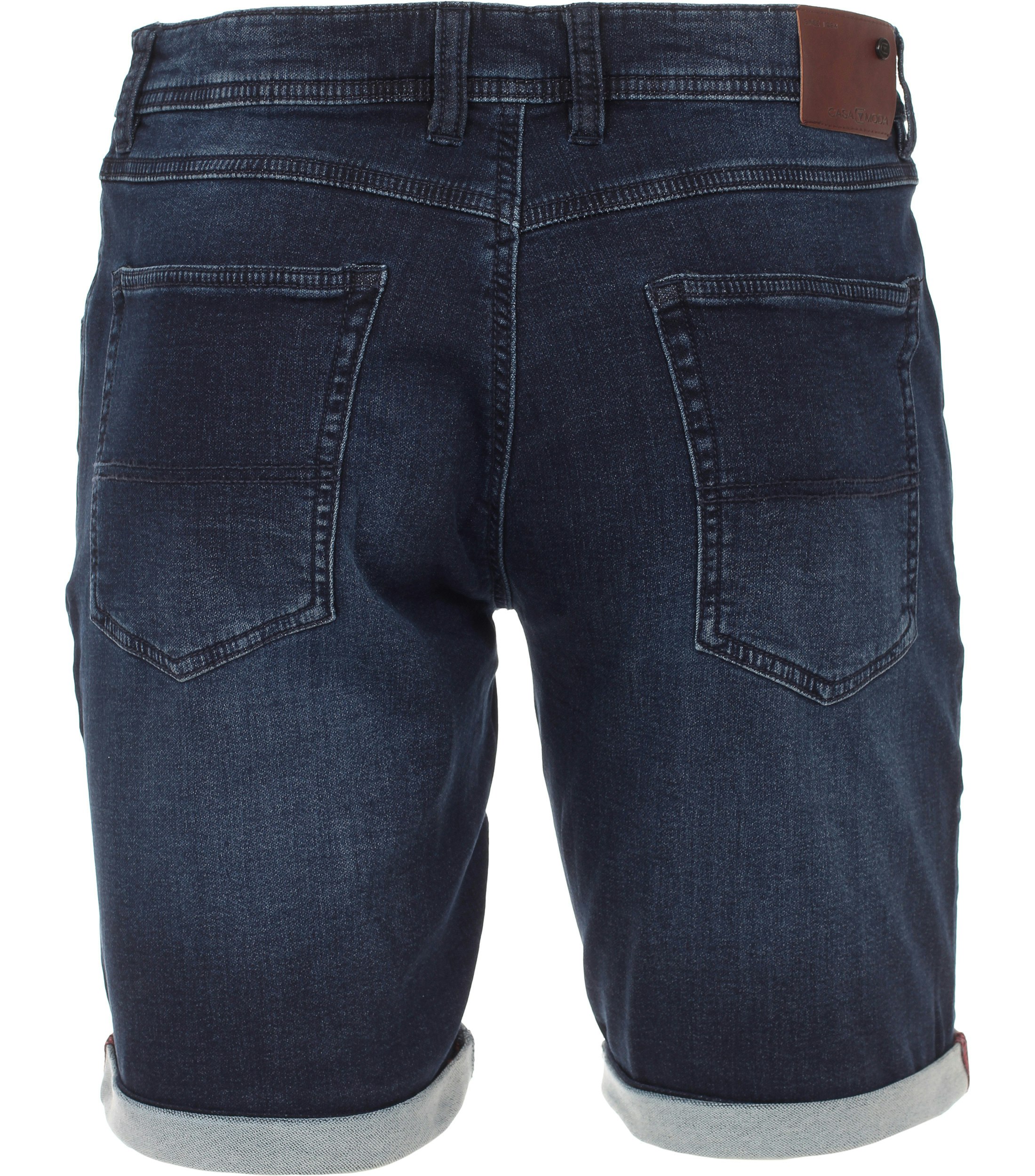Eine Shorts im uni Muster in der Farbe Dunkelblau