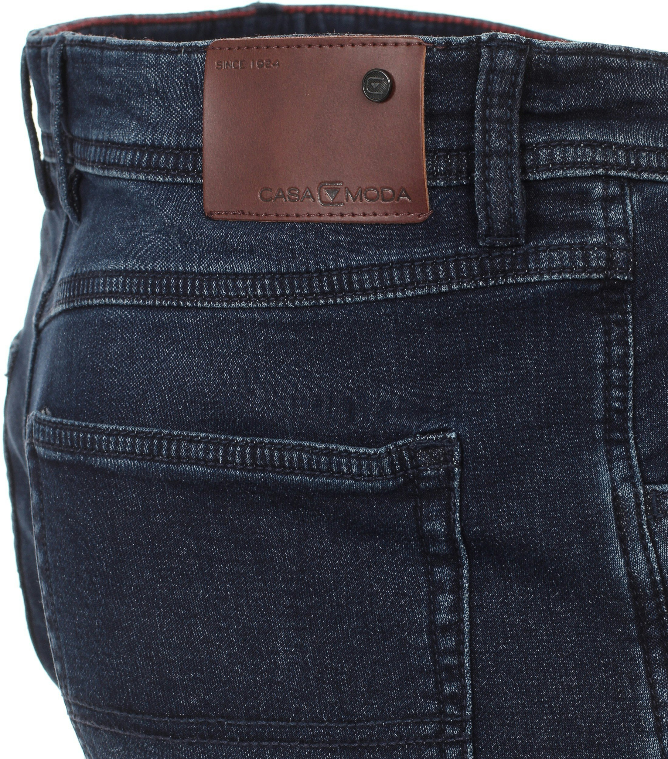Eine Shorts im uni Muster in der Farbe Dunkelblau