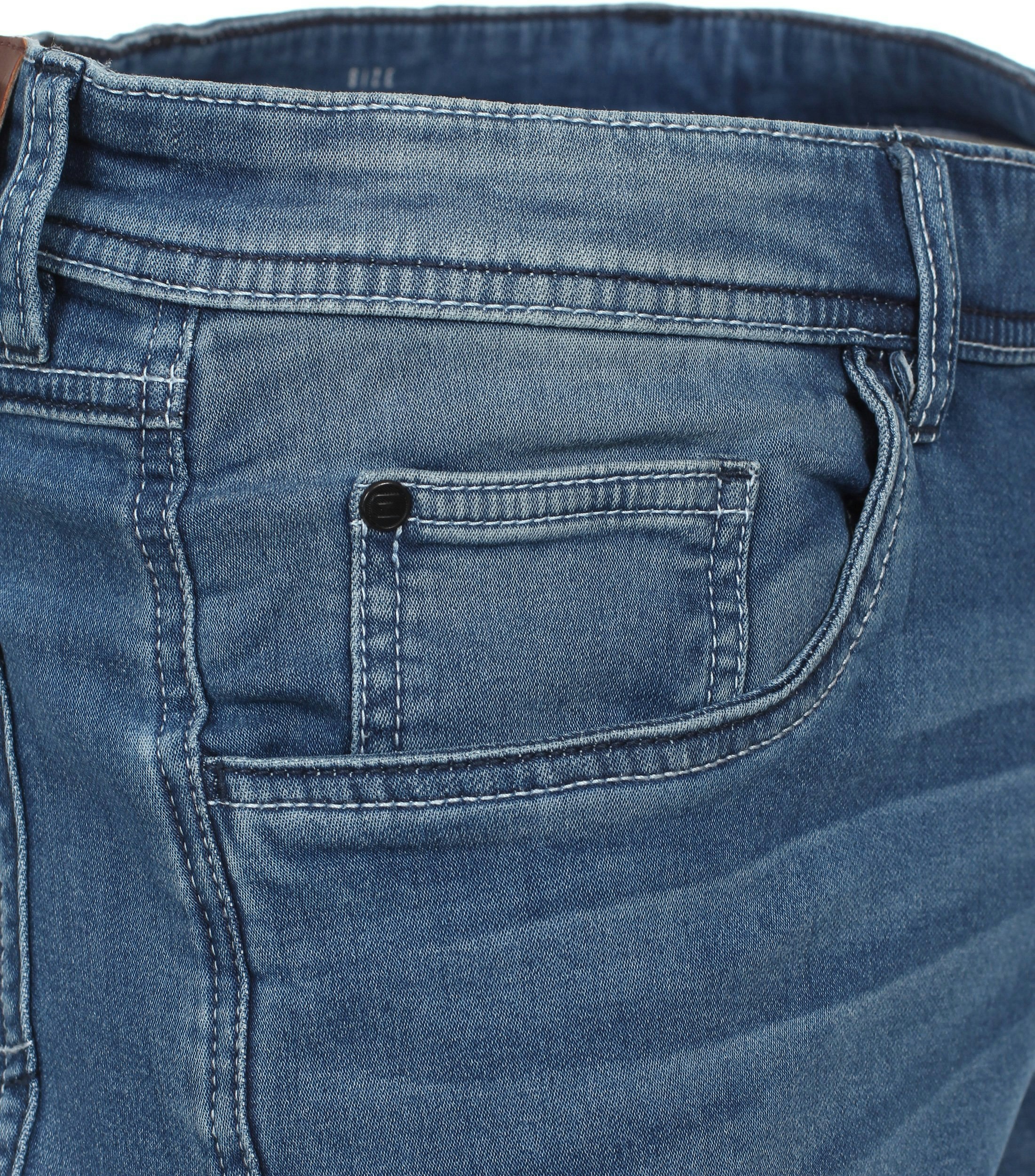 Eine Shorts im uni Muster in der Farbe Mittelblau