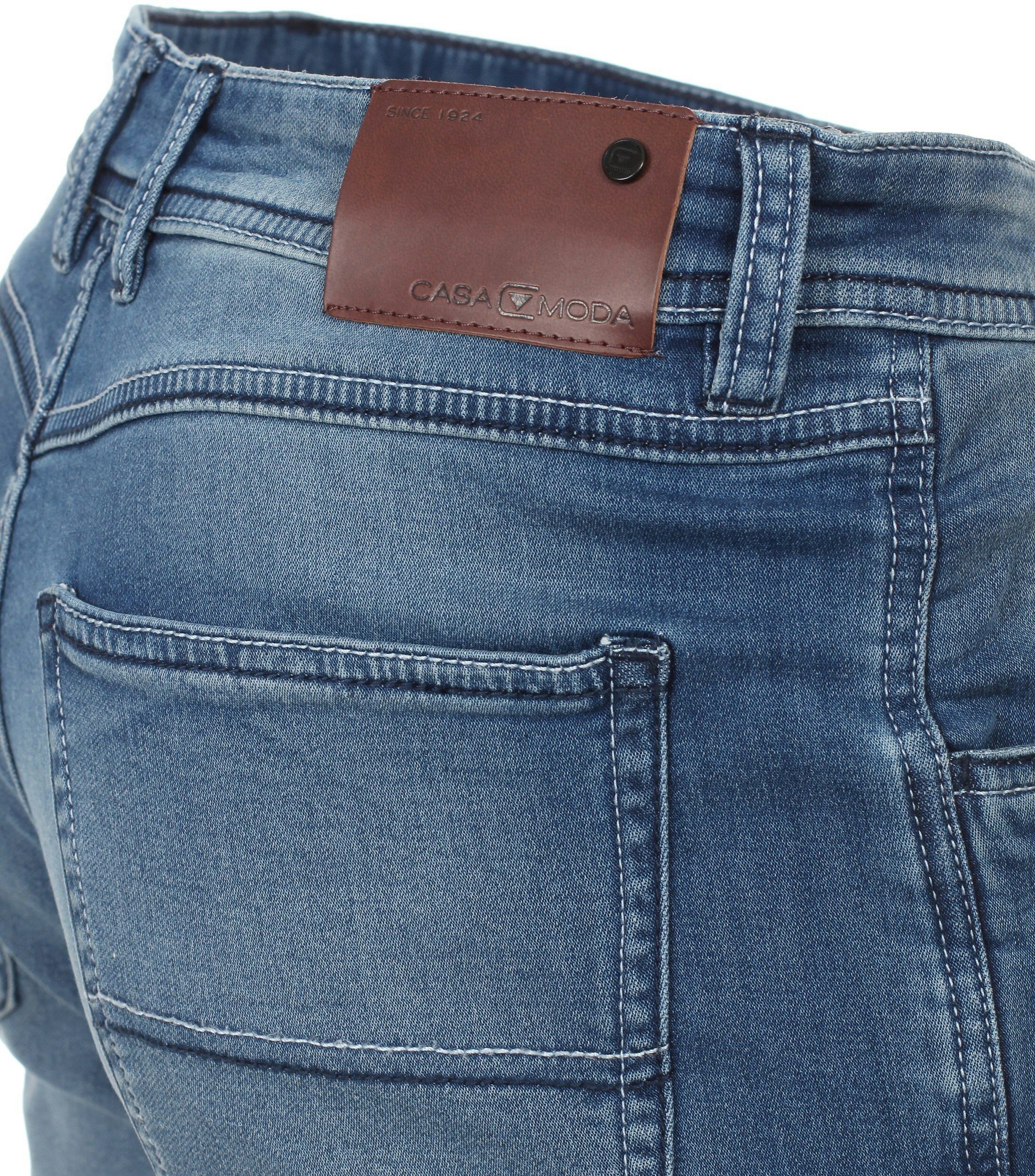 Eine Shorts im uni Muster in der Farbe Mittelblau