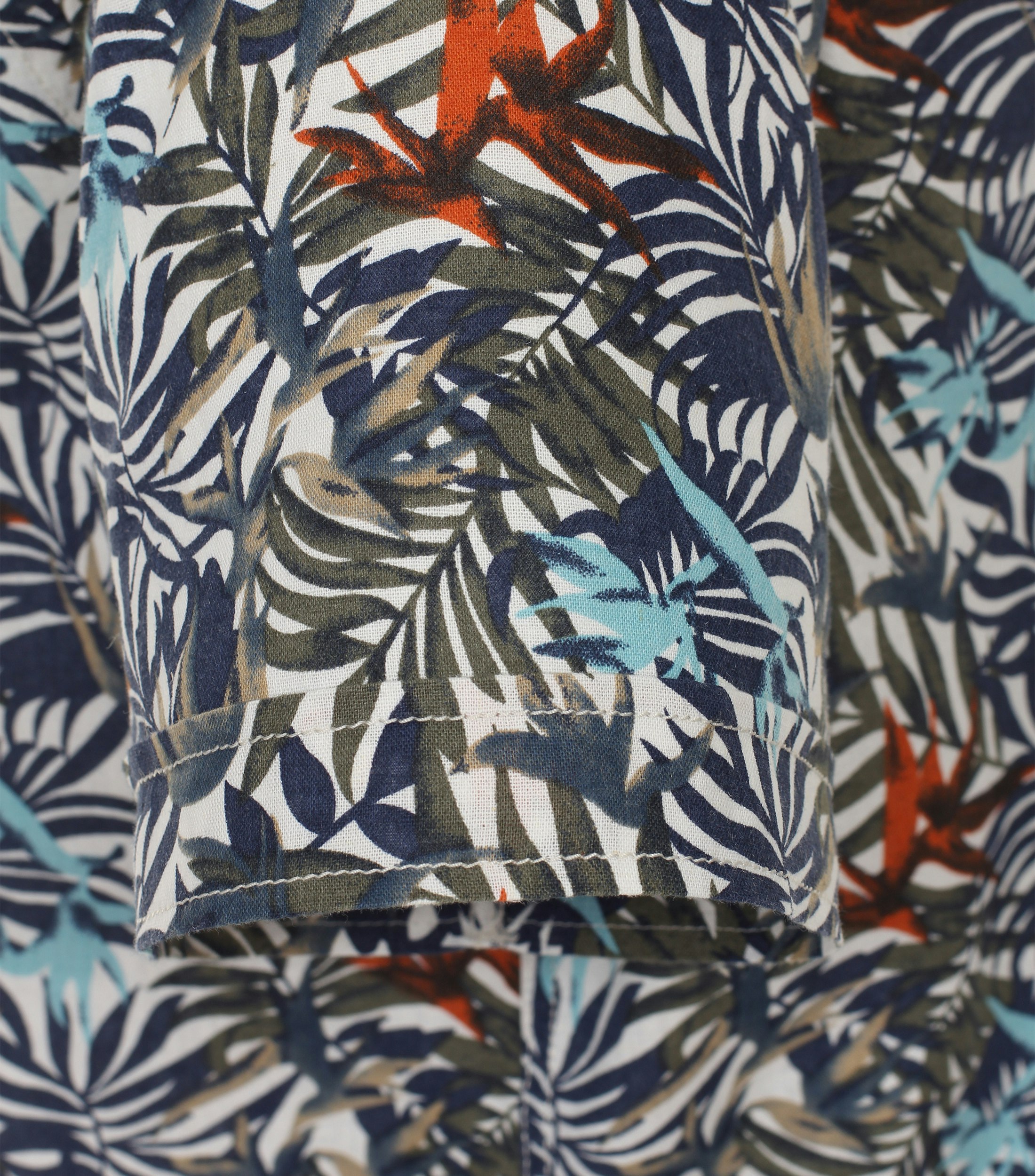 Ein Freizeithemd im Print Muster in der Farbe Dunkelblau