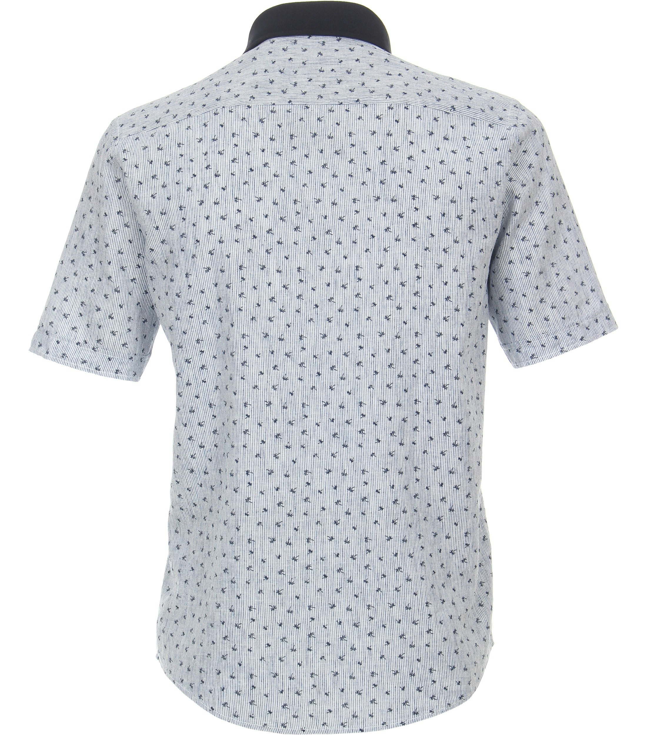 Ein Freizeithemd im Print Muster in der Farbe Hellblau