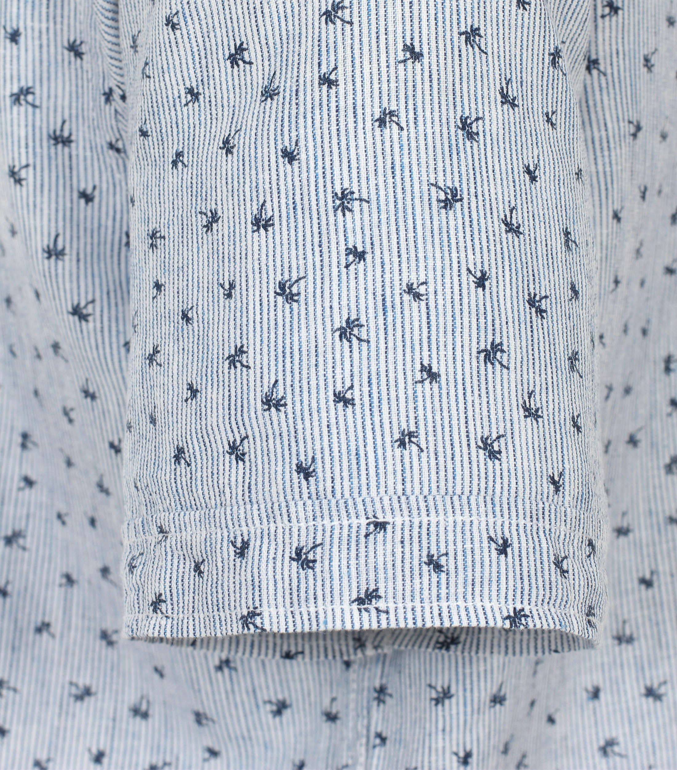 Ein Freizeithemd im Print Muster in der Farbe Hellblau