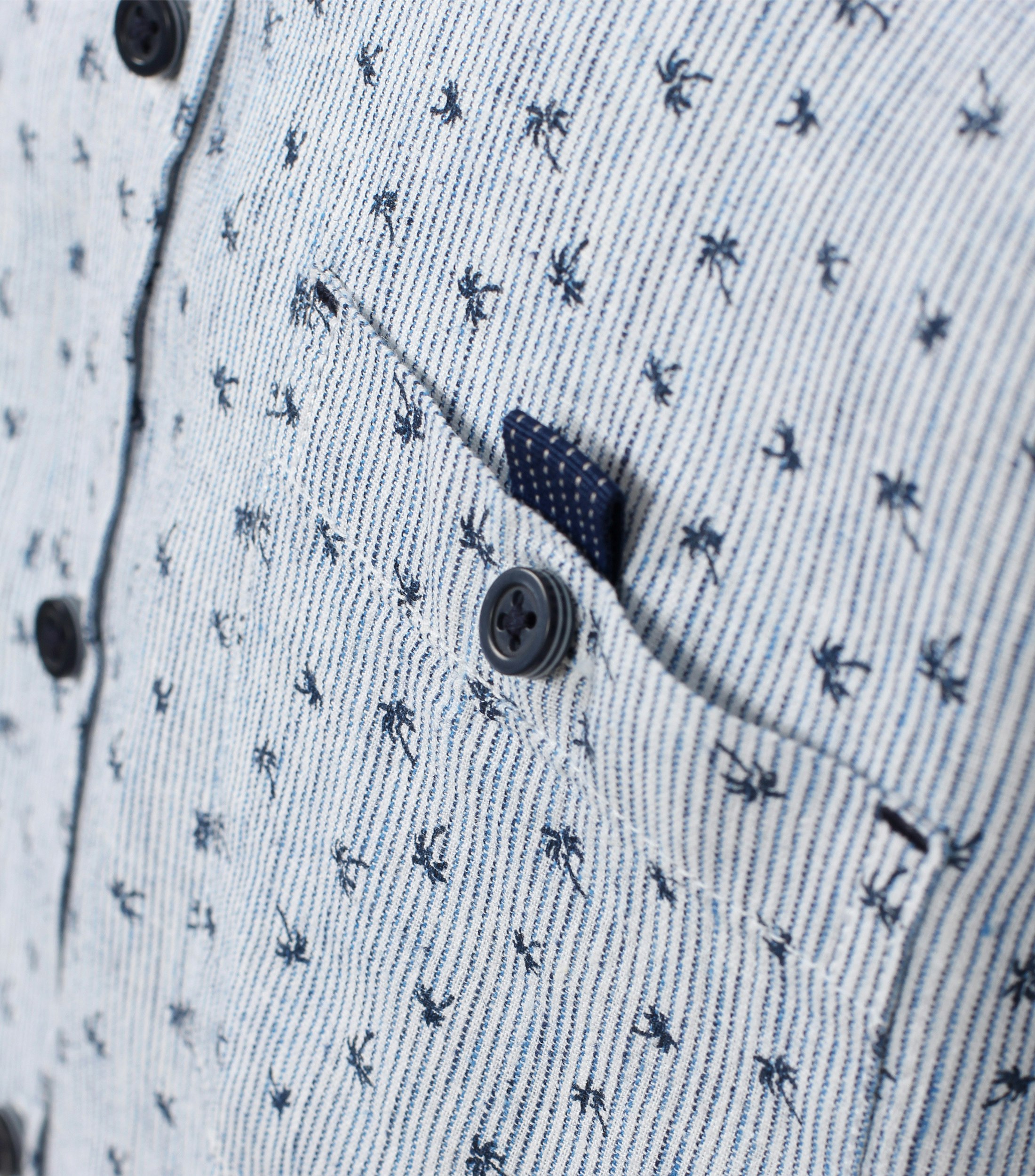 Ein Freizeithemd im Print Muster in der Farbe Hellblau