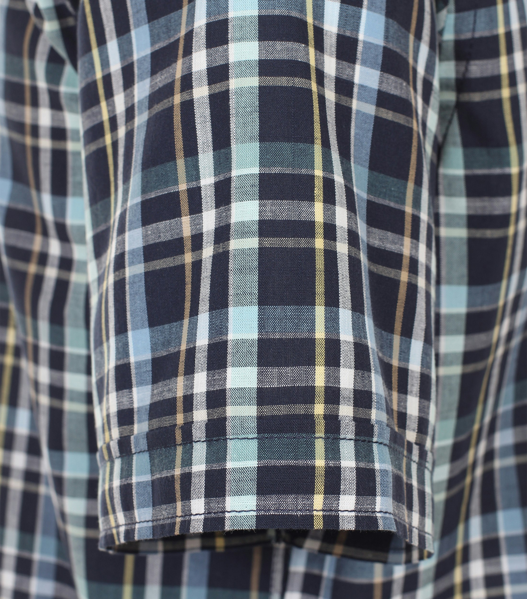 Ein Freizeithemd im kariert Muster in der Farbe Dunkelblau