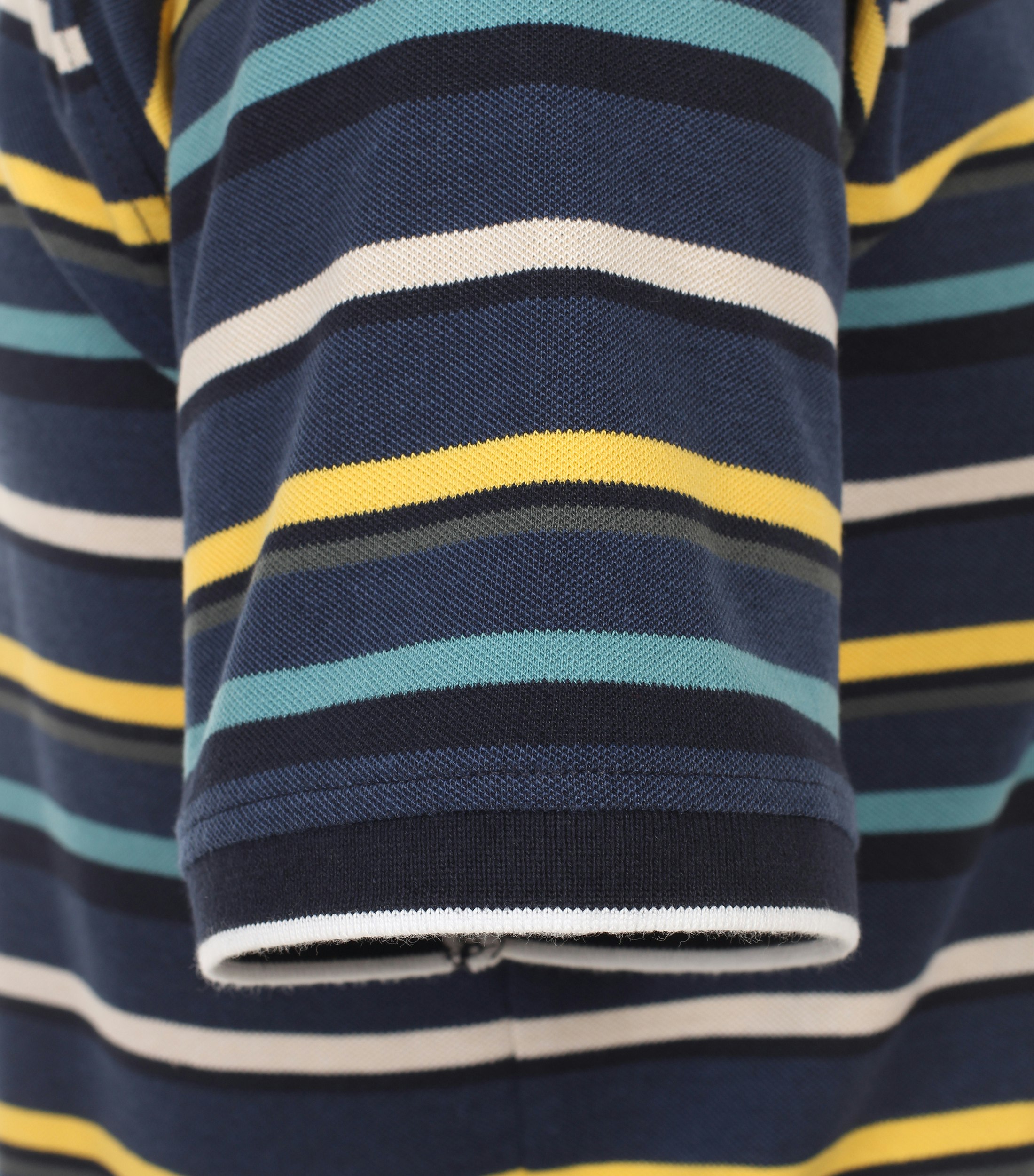 Ein Polo-Shirt im gestreift Muster in der Farbe graues Dunkelblau