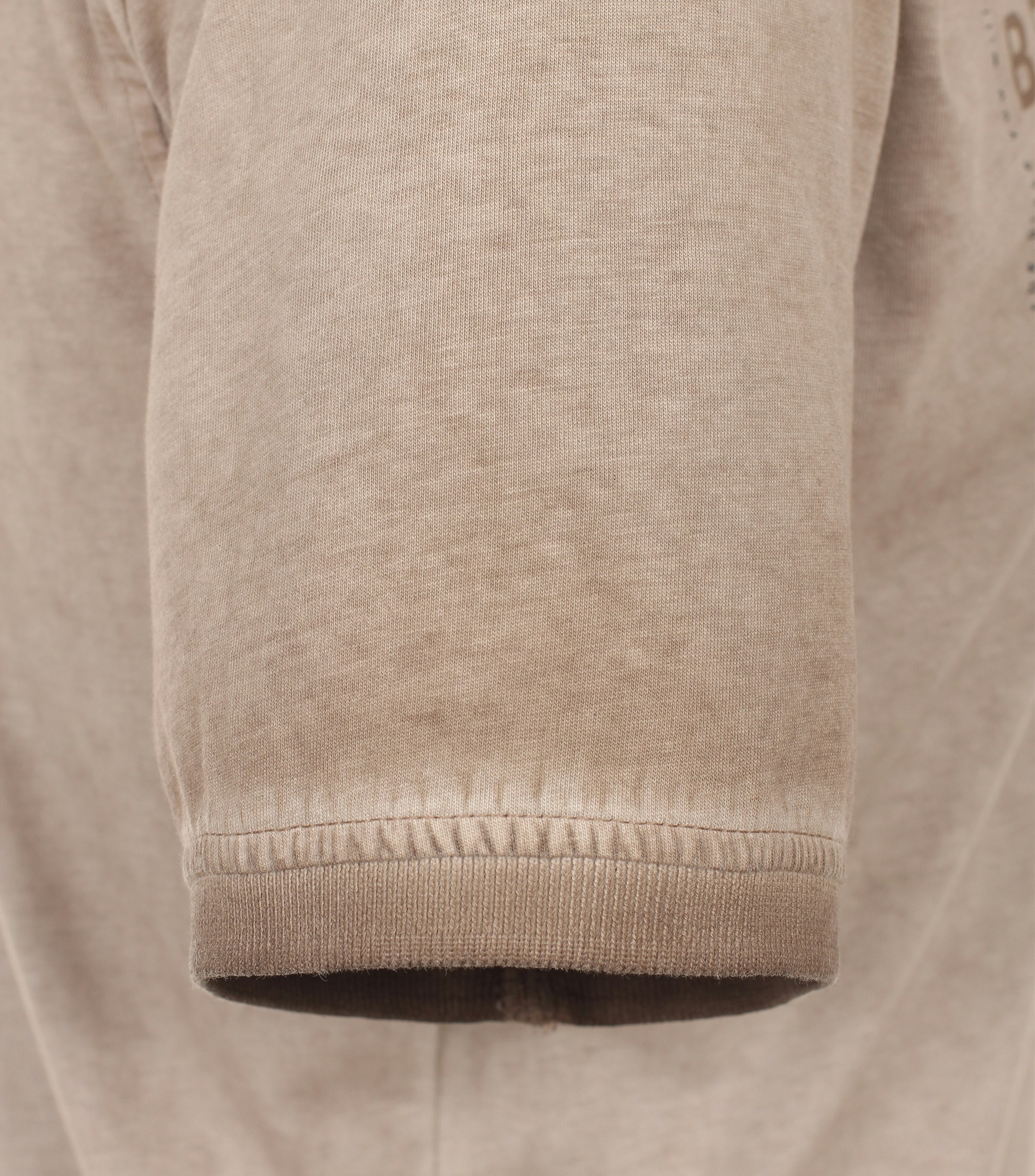 Ein Polo-Shirt im uni Muster in der Farbe Beige