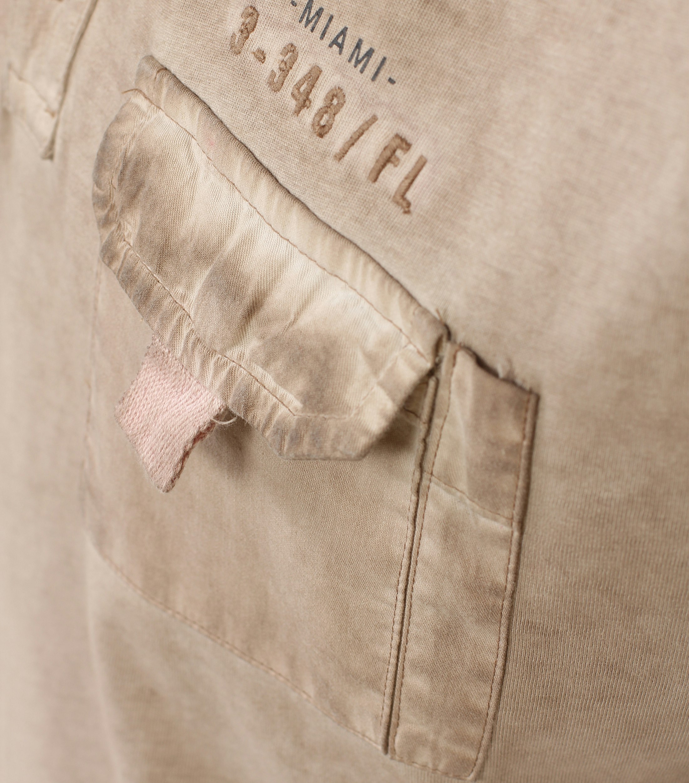 Ein Polo-Shirt im uni Muster in der Farbe Beige