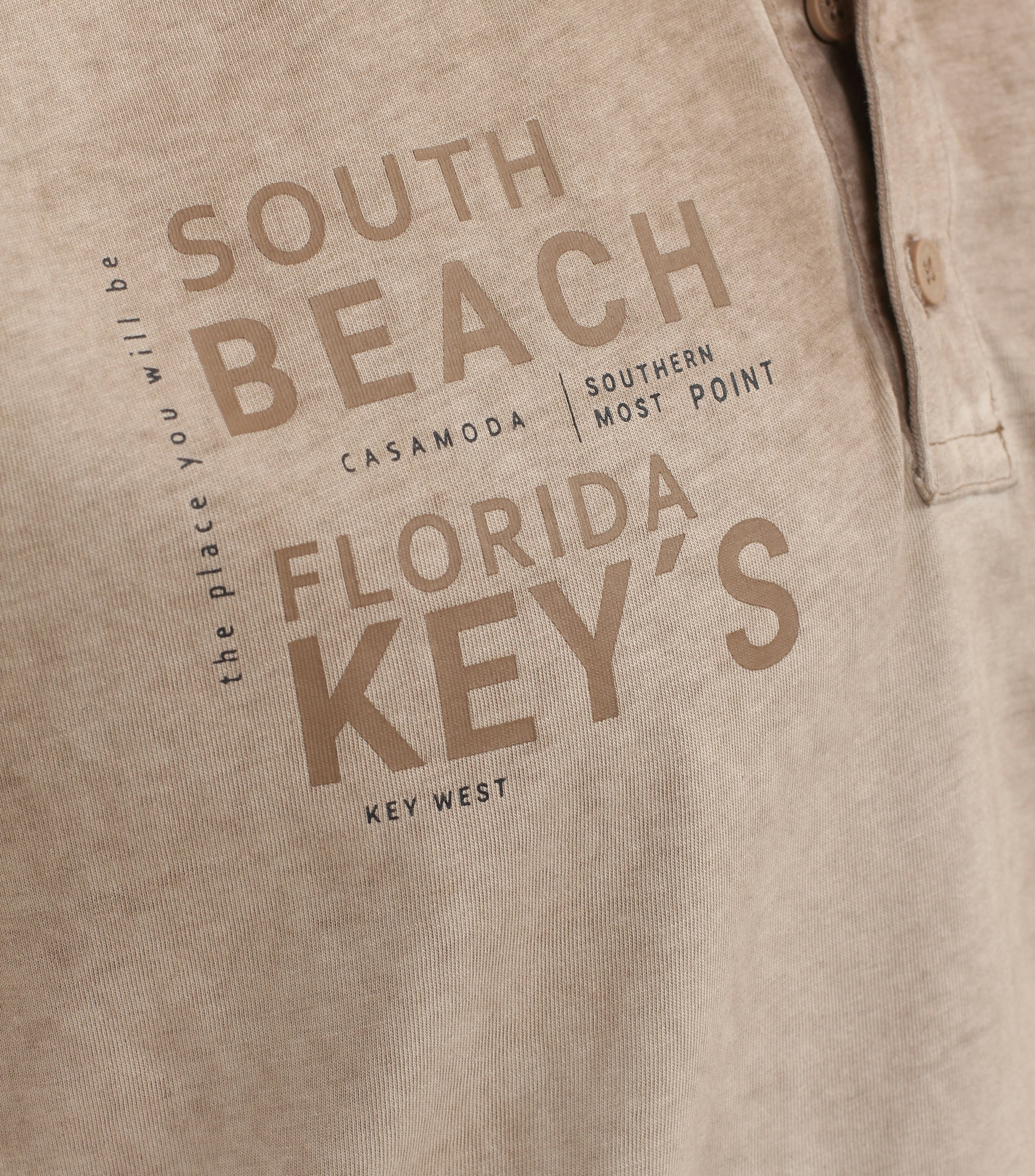 Ein Polo-Shirt im uni Muster in der Farbe Beige