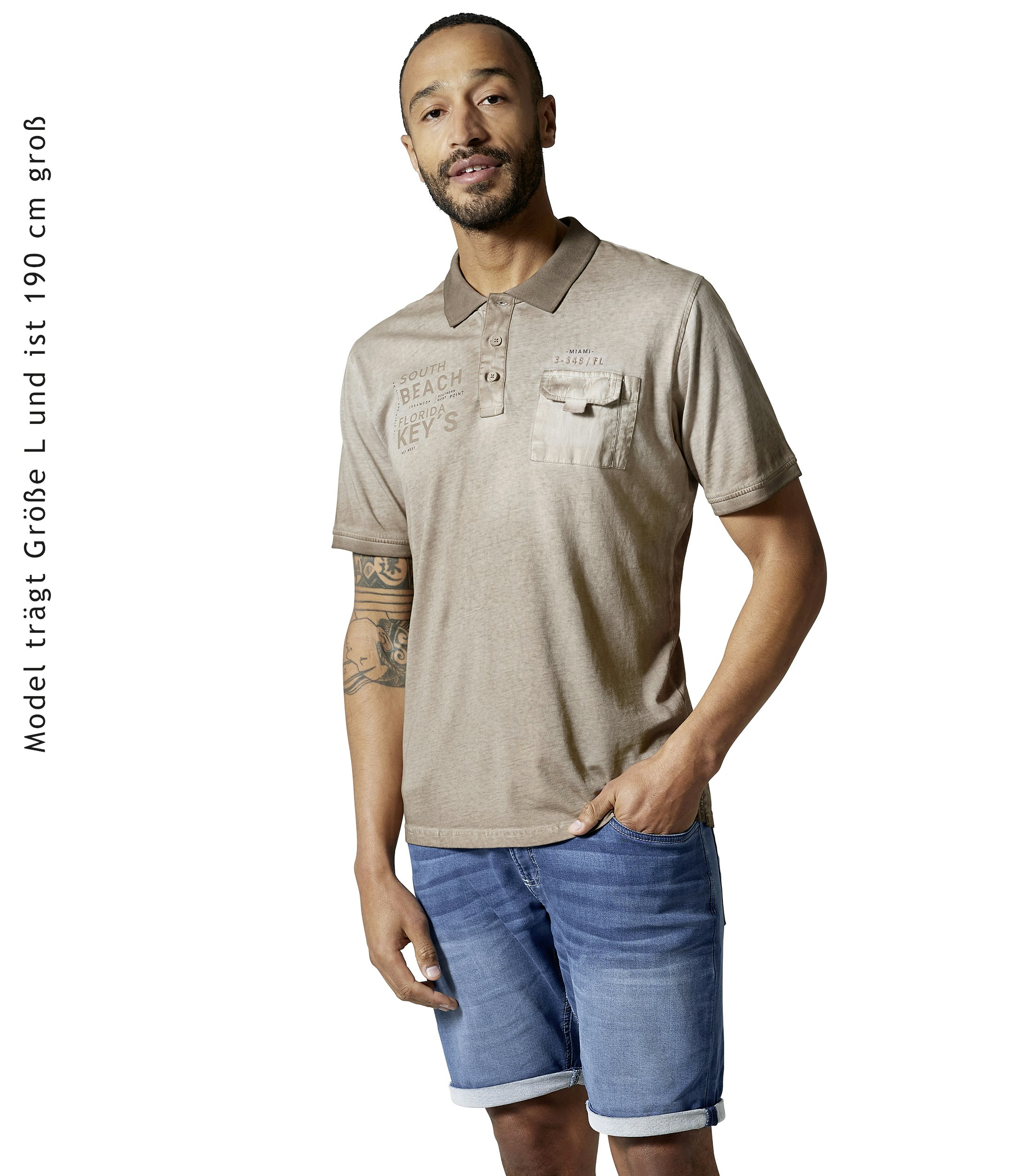 Ein Polo-Shirt im uni Muster in der Farbe Beige