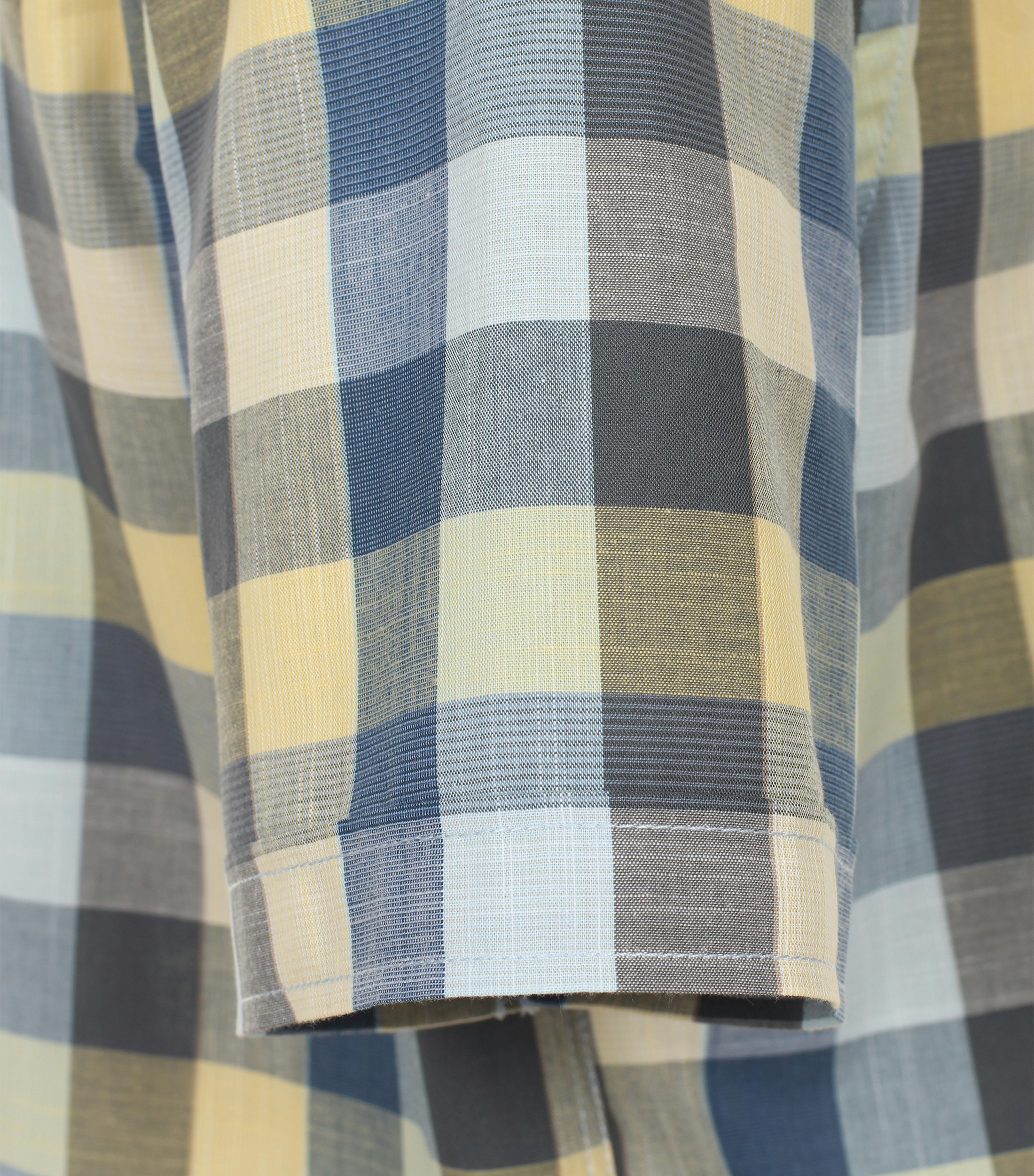 Ein Freizeithemd im kariert Muster in der Farbe Hellgelb