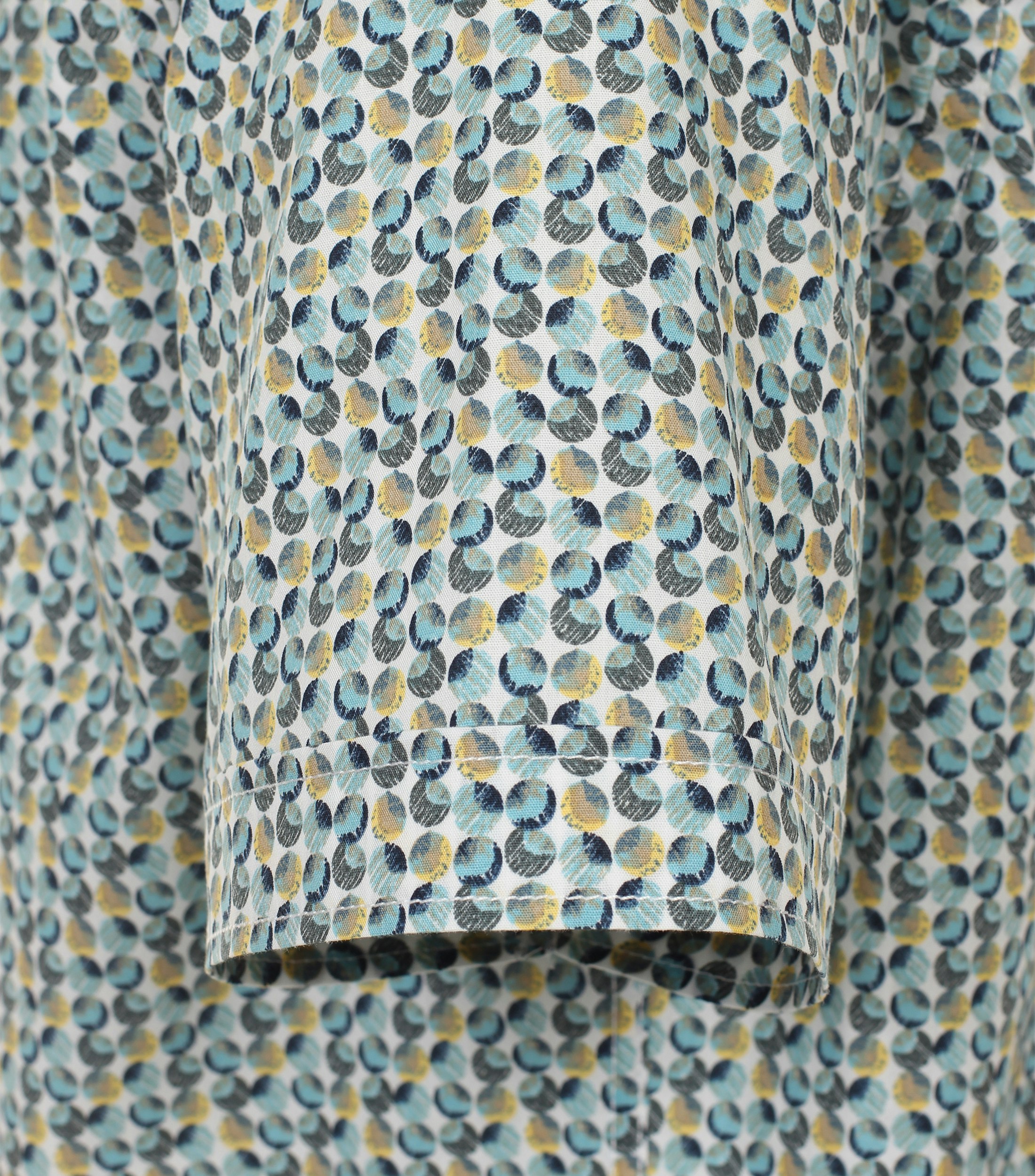 Ein Freizeithemd im Print Muster in der Farbe Türkis