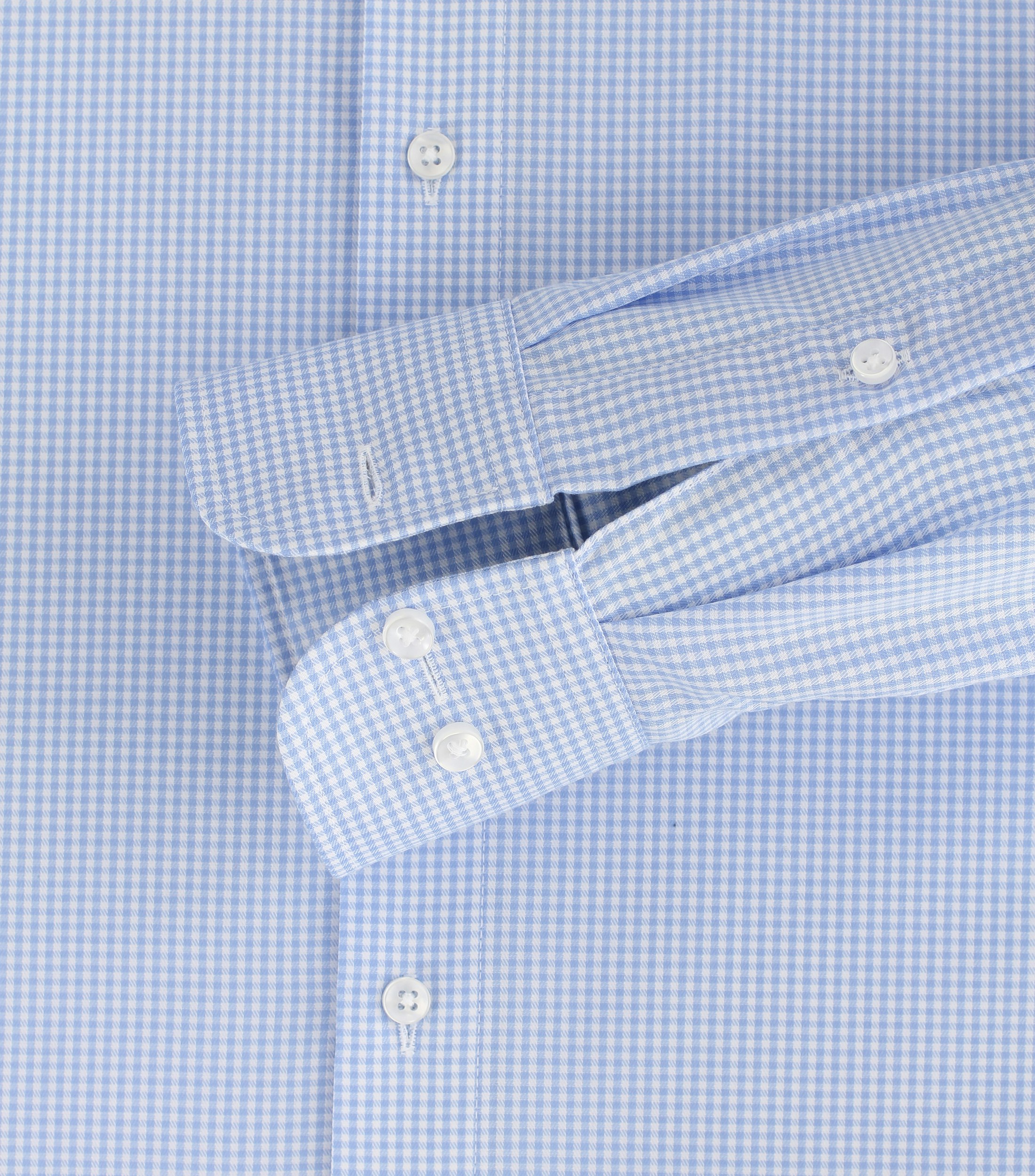 Ein Businesshemd im kariert Muster in der Farbe Hellblau
