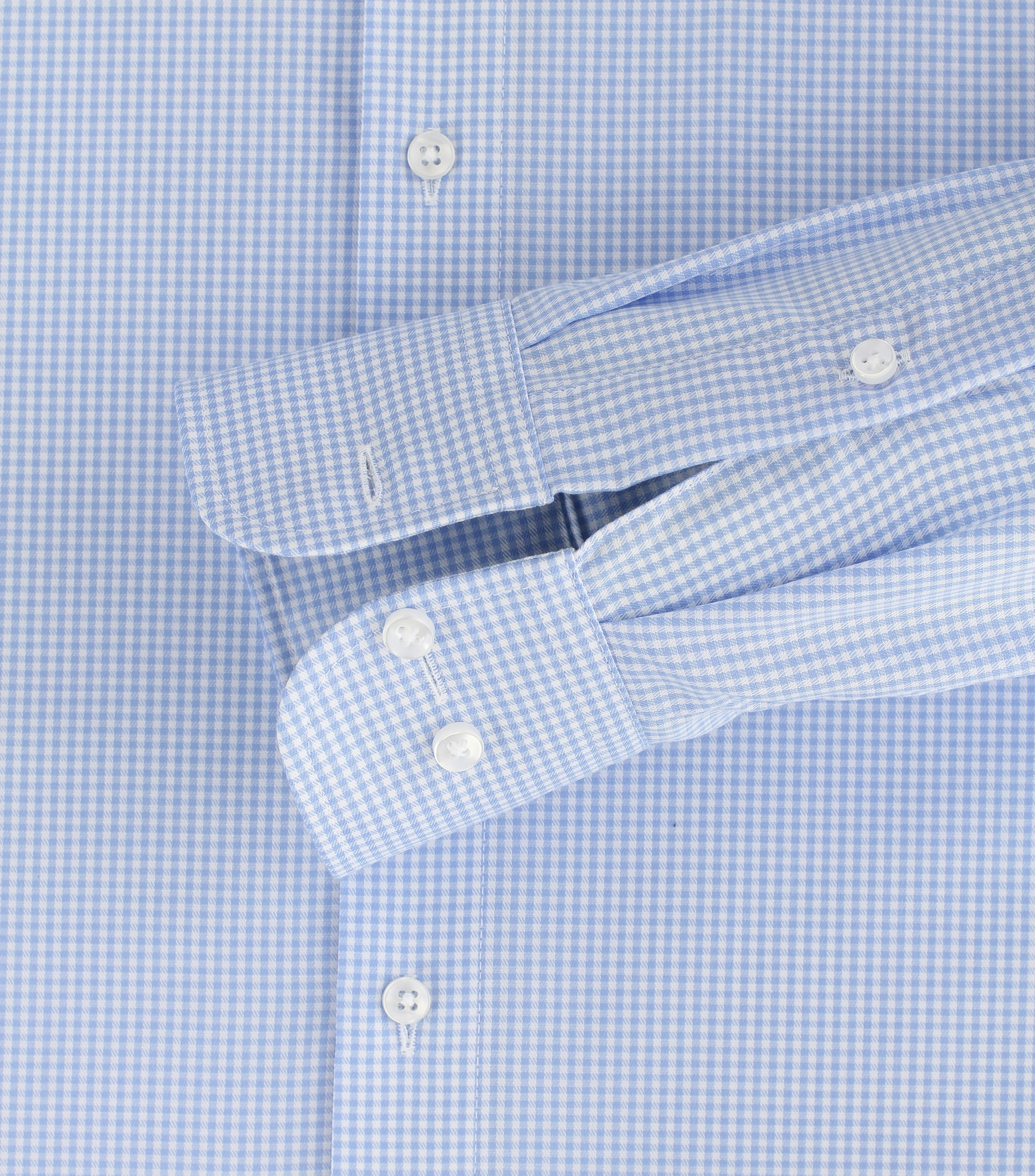 Ein Businesshemd im kariert Muster in der Farbe Hellblau