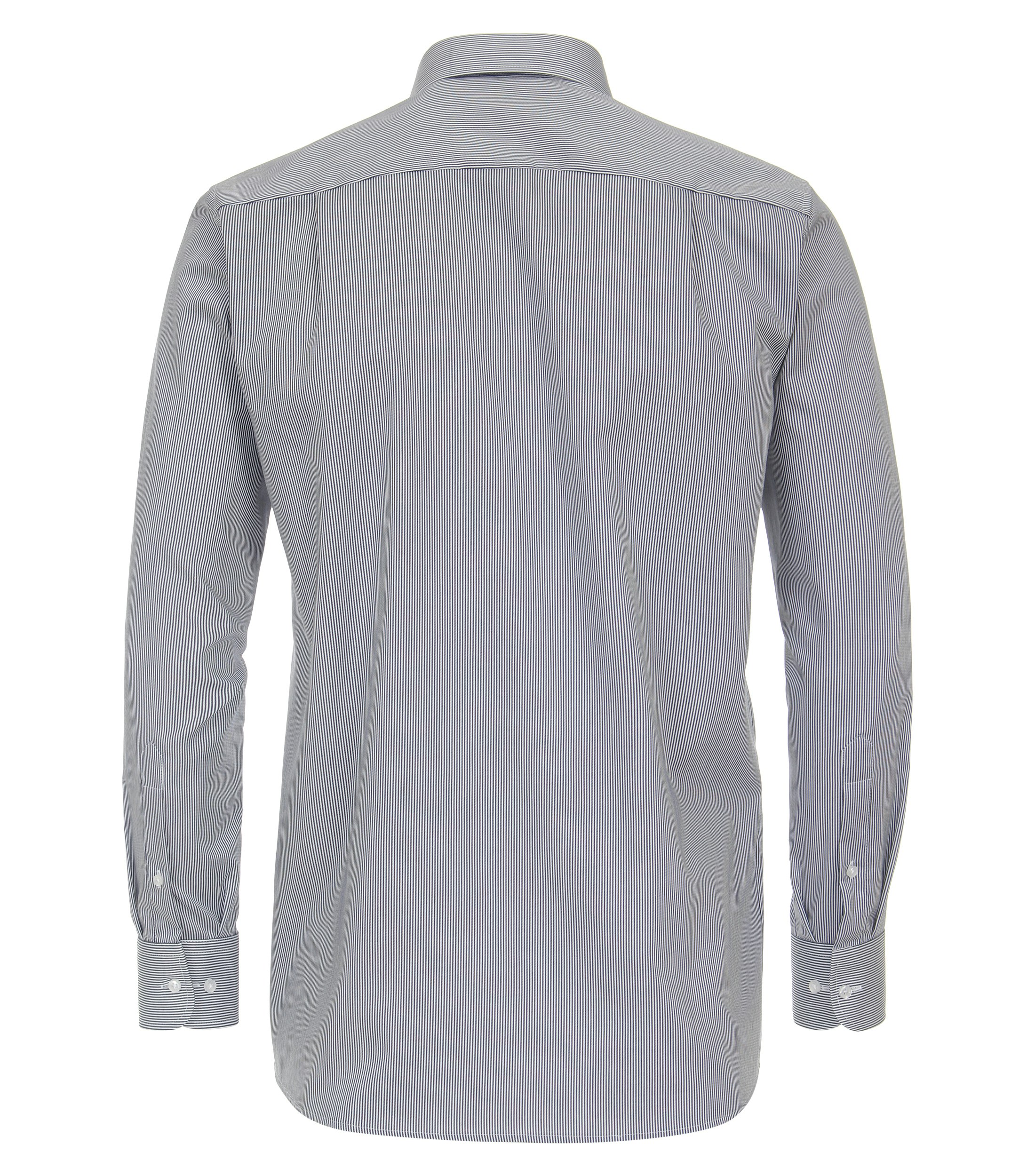 Das Model trägt ein Businesshemd im gestreift Muster in der Farbe Mittelblau