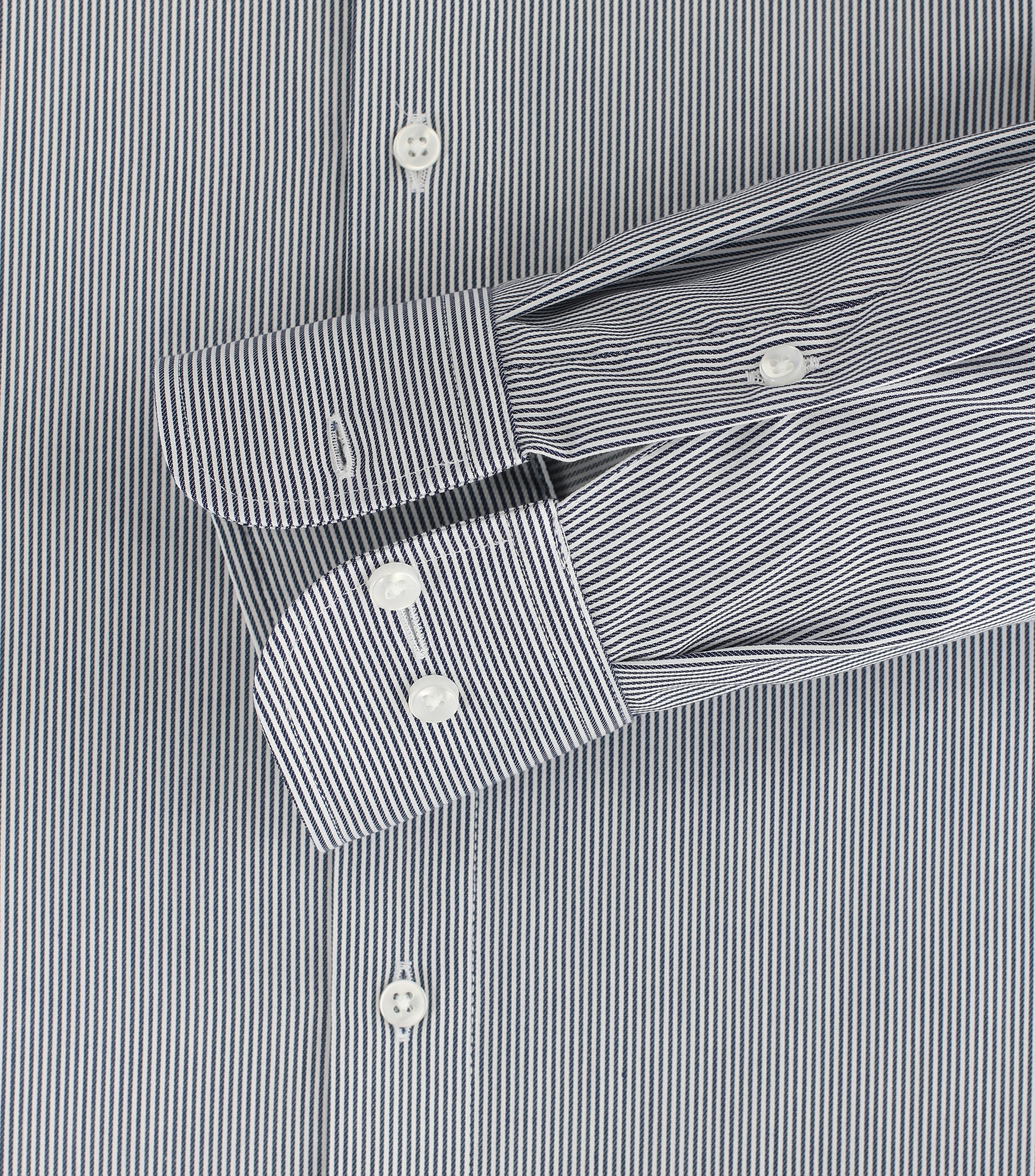 Das Model trägt ein Businesshemd im gestreift Muster in der Farbe Mittelblau