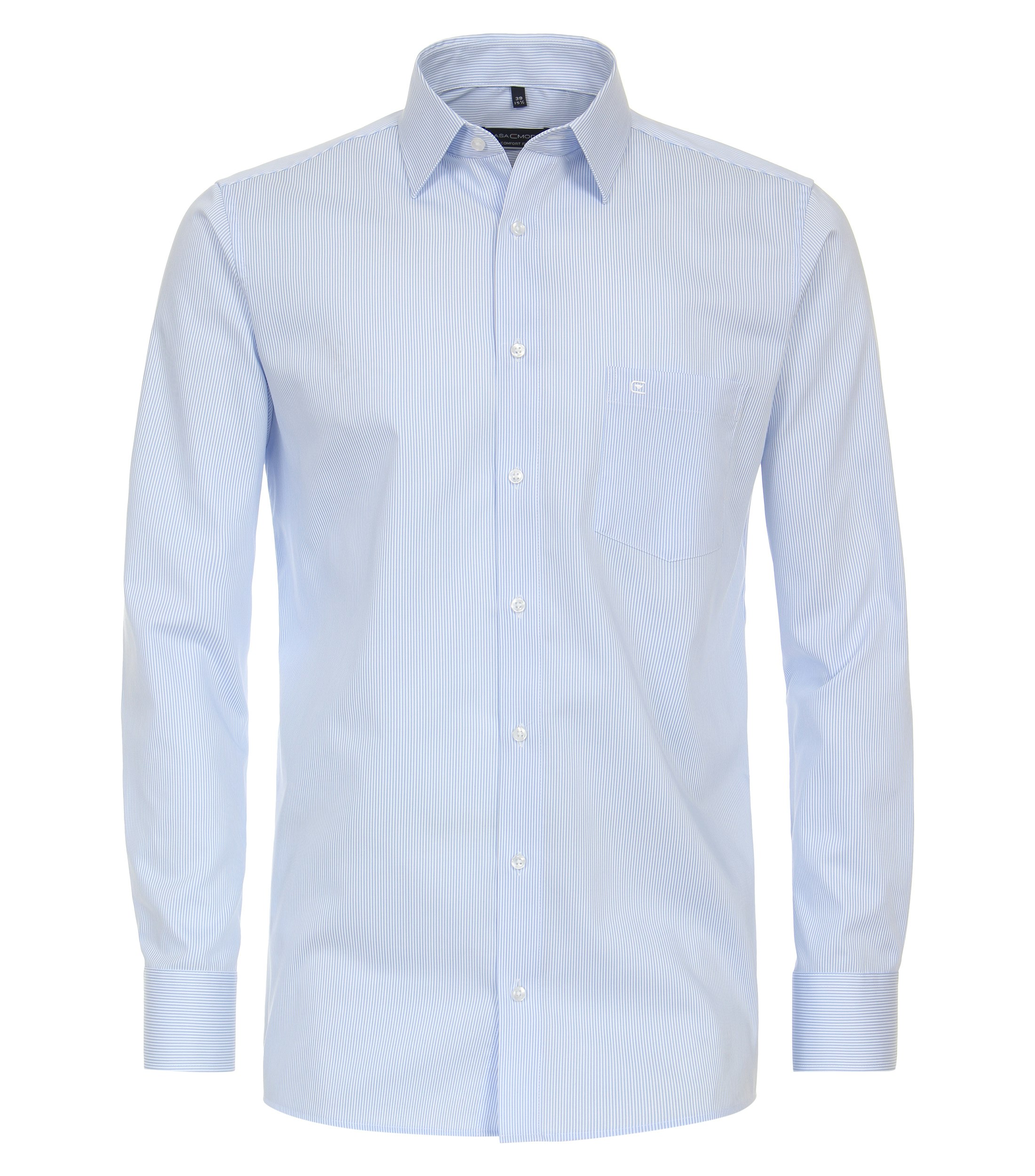Das Model trägt ein Businesshemd im gestreift Muster in der Farbe Hellblau