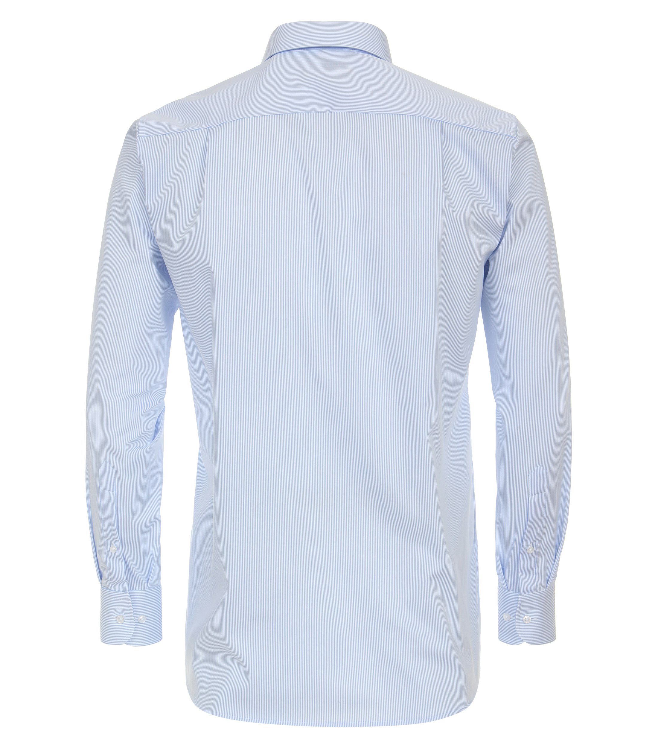 Das Model trägt ein Businesshemd im gestreift Muster in der Farbe Hellblau