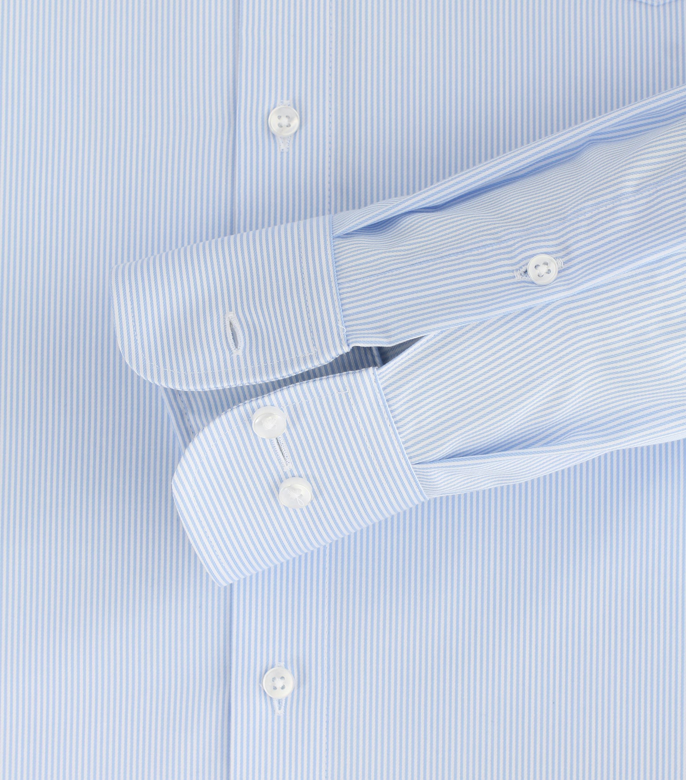 Das Model trägt ein Businesshemd im gestreift Muster in der Farbe Hellblau