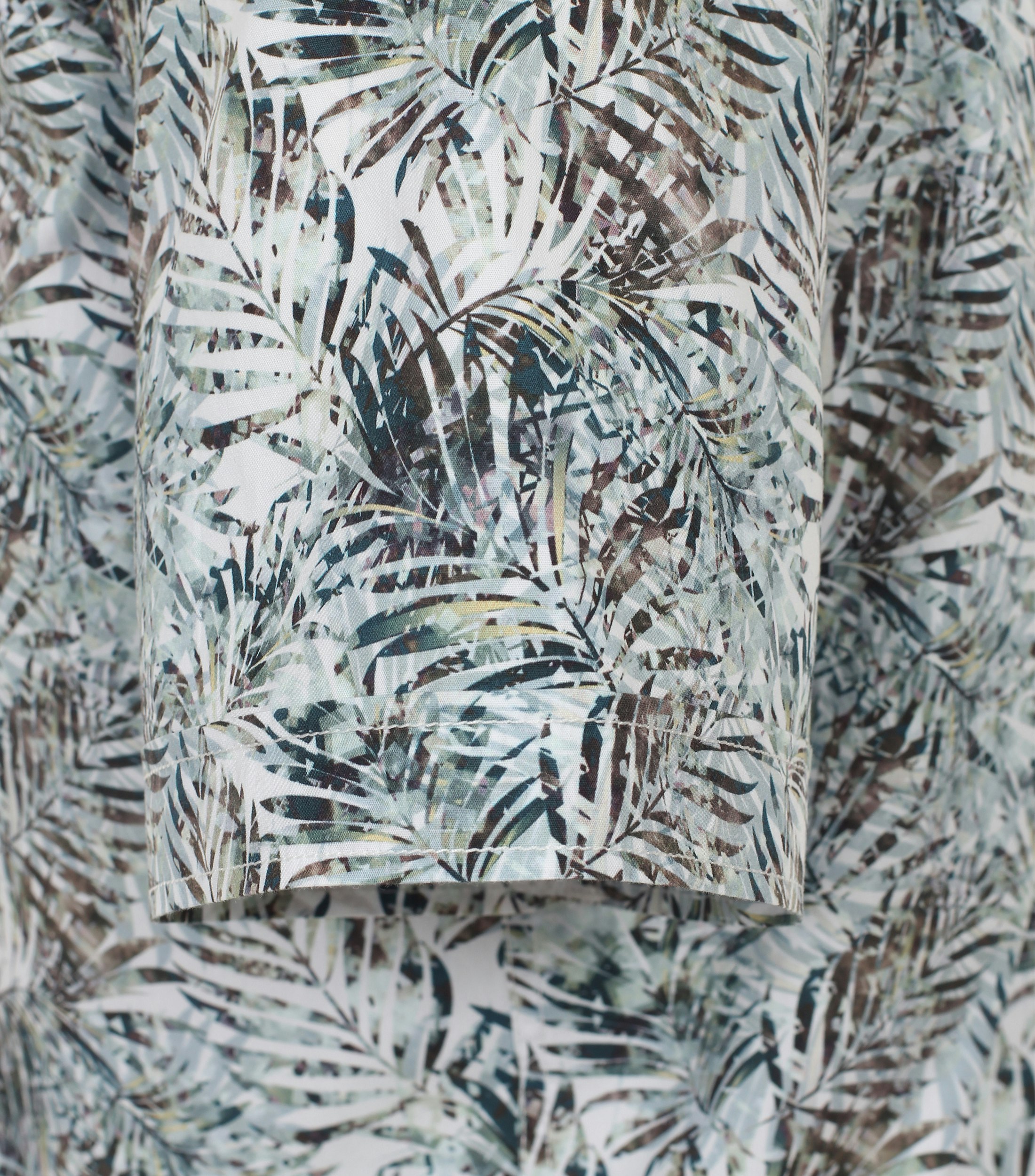 Ein Freizeithemd im Print Muster in der Farbe Grün