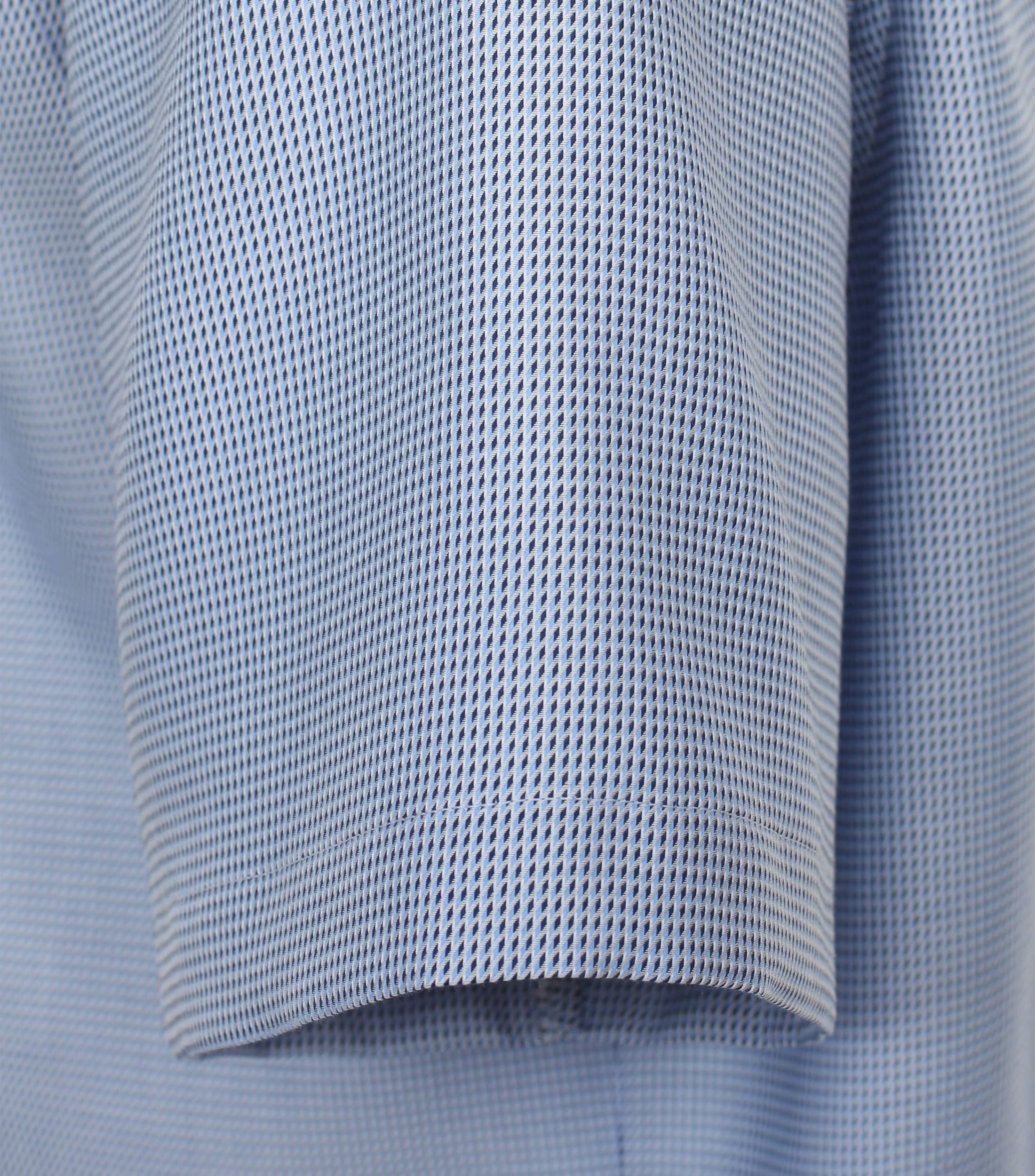 Ein Businesshemd im uni Muster in der Farbe Himmelblau