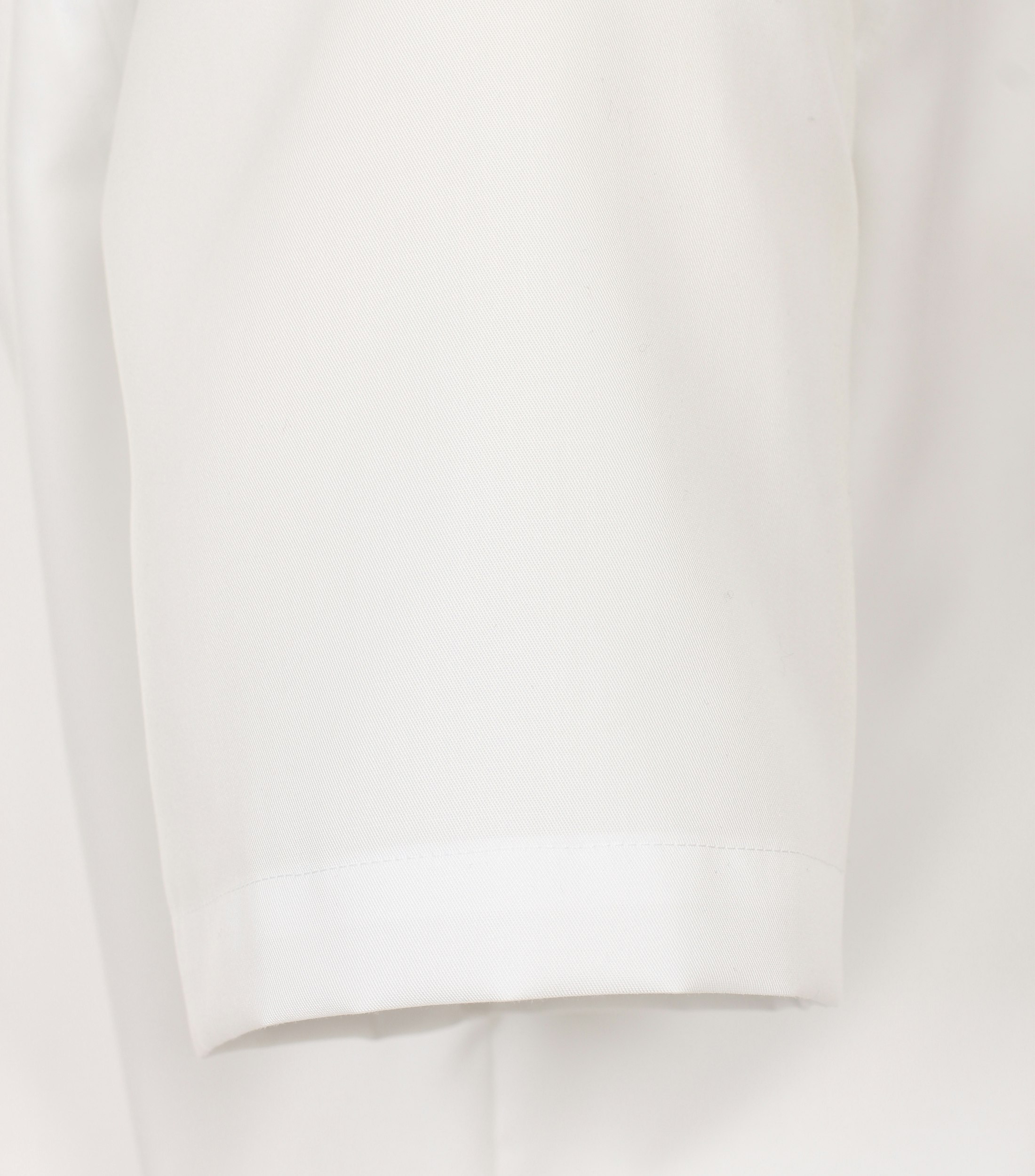 Ein Businesshemd im uni Muster in der Farbe Weiß